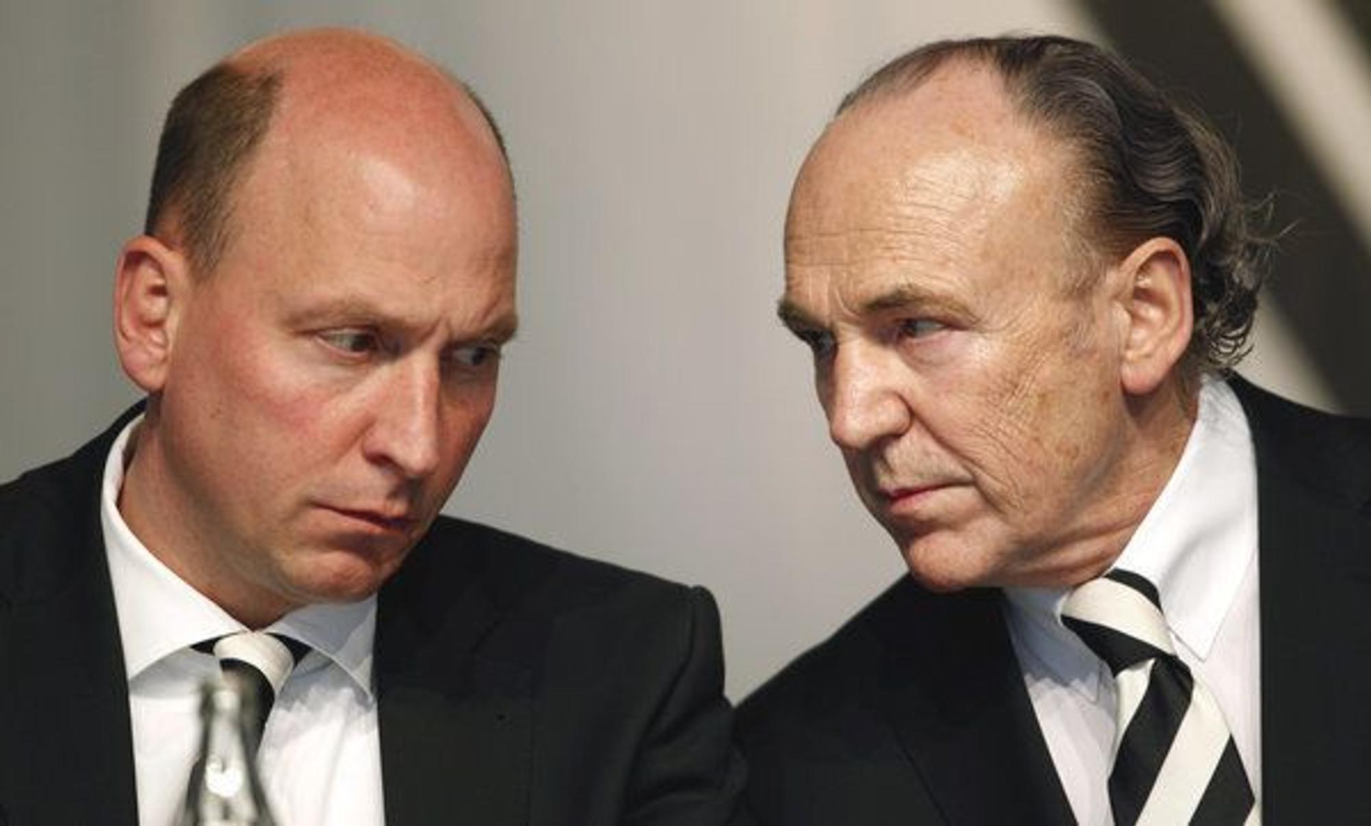 Stephan Schippers, Geschäftsführer der Gladbacher Borussia, links im Bild, lauscht aufmerksam, was Präsident Rolf Königs, rechts im Bild, ihm zuflüstert.