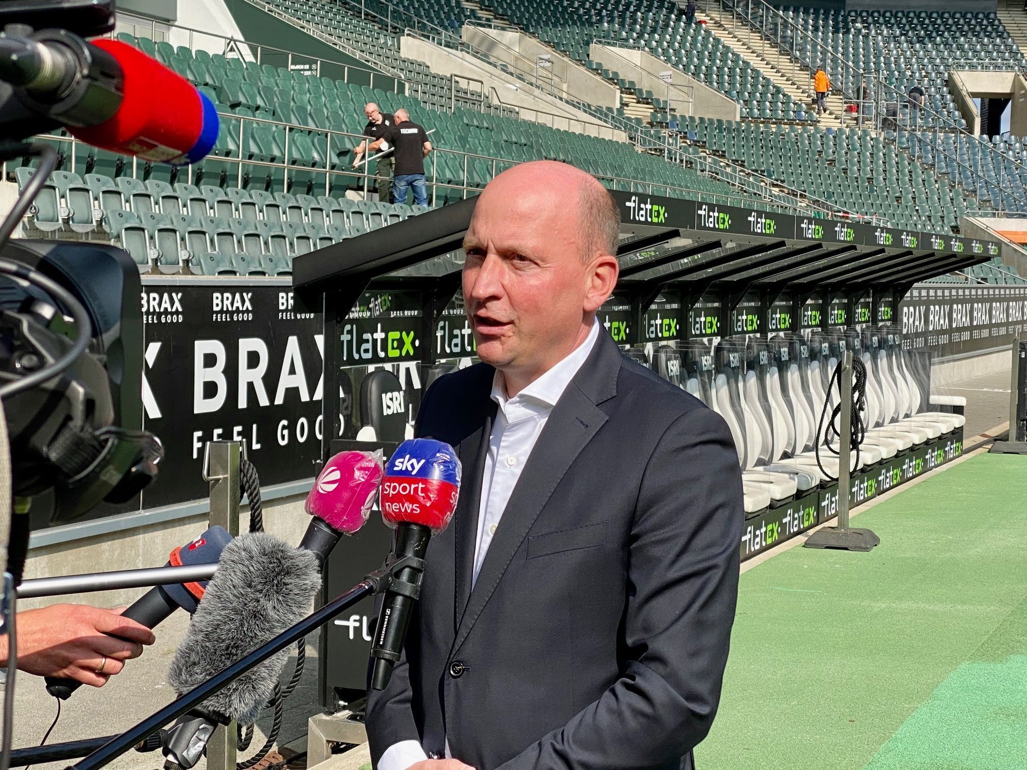 Stephan Schippers, Geschäftsführer der Gladbacher Borussia, spricht in mehrere Mikrofone während eines Interviews im Borussia-Park.