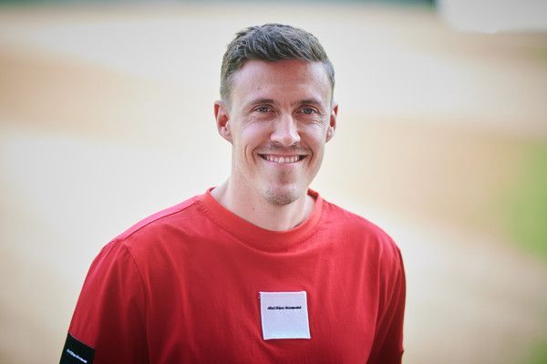 Fußballer Max Kruse von Union Berlin lächelt in die Kamera.