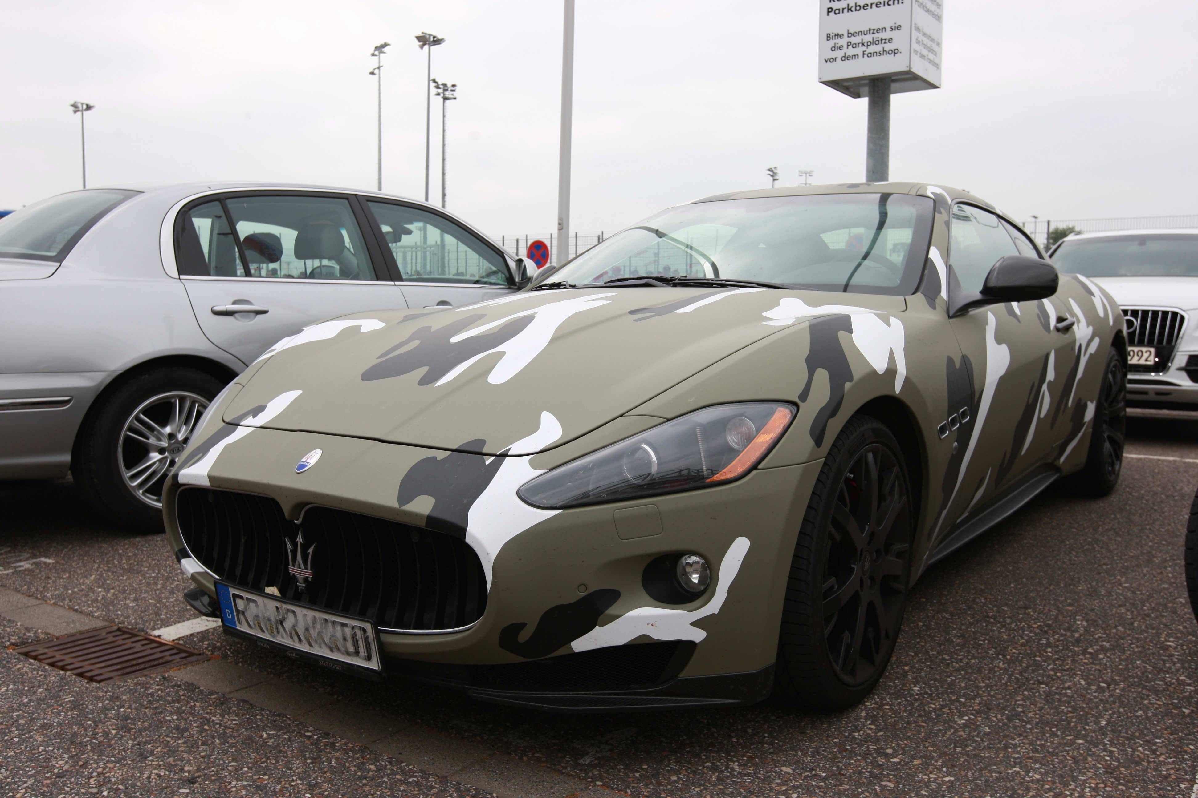 Ein Auto der Marke Maserati mit Tarnfarben-Lackierung.