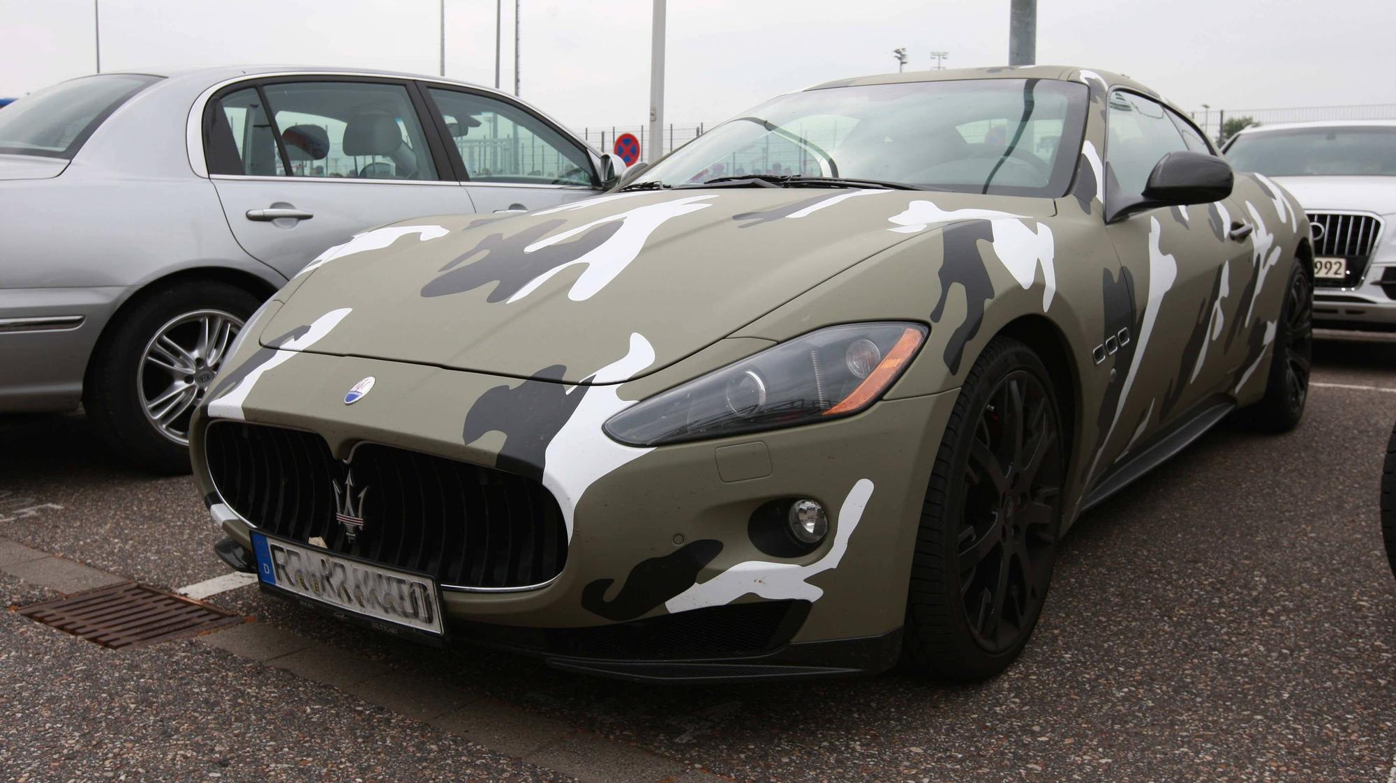 Ein Auto der Marke Maserati mit Tarnfarben-Lackierung.