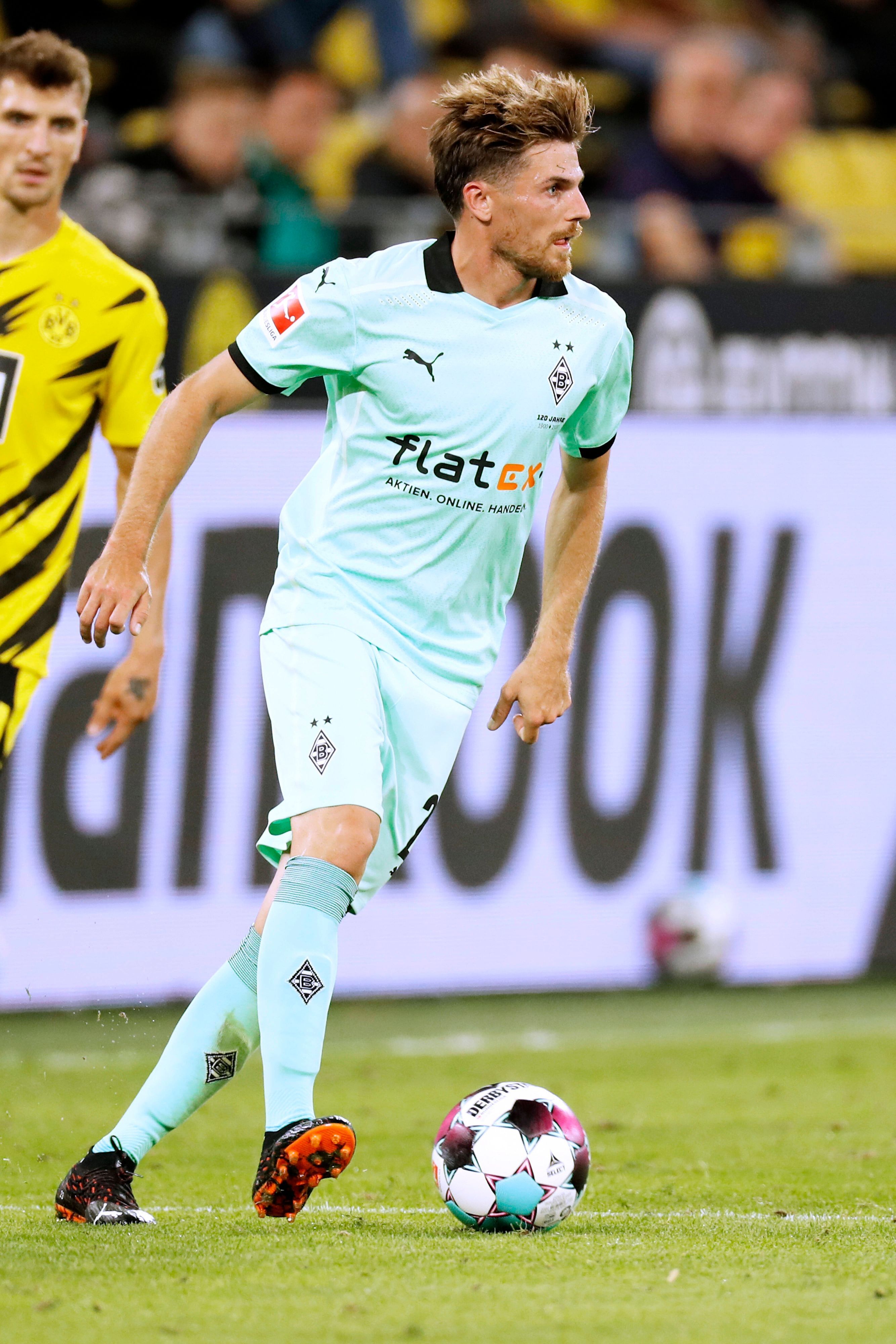 Jonas Hofmann, Spieler der Gladbacher Borussia, kontrolliert den Ball, sein Blick ist auf das Spielfeld gerichtet.