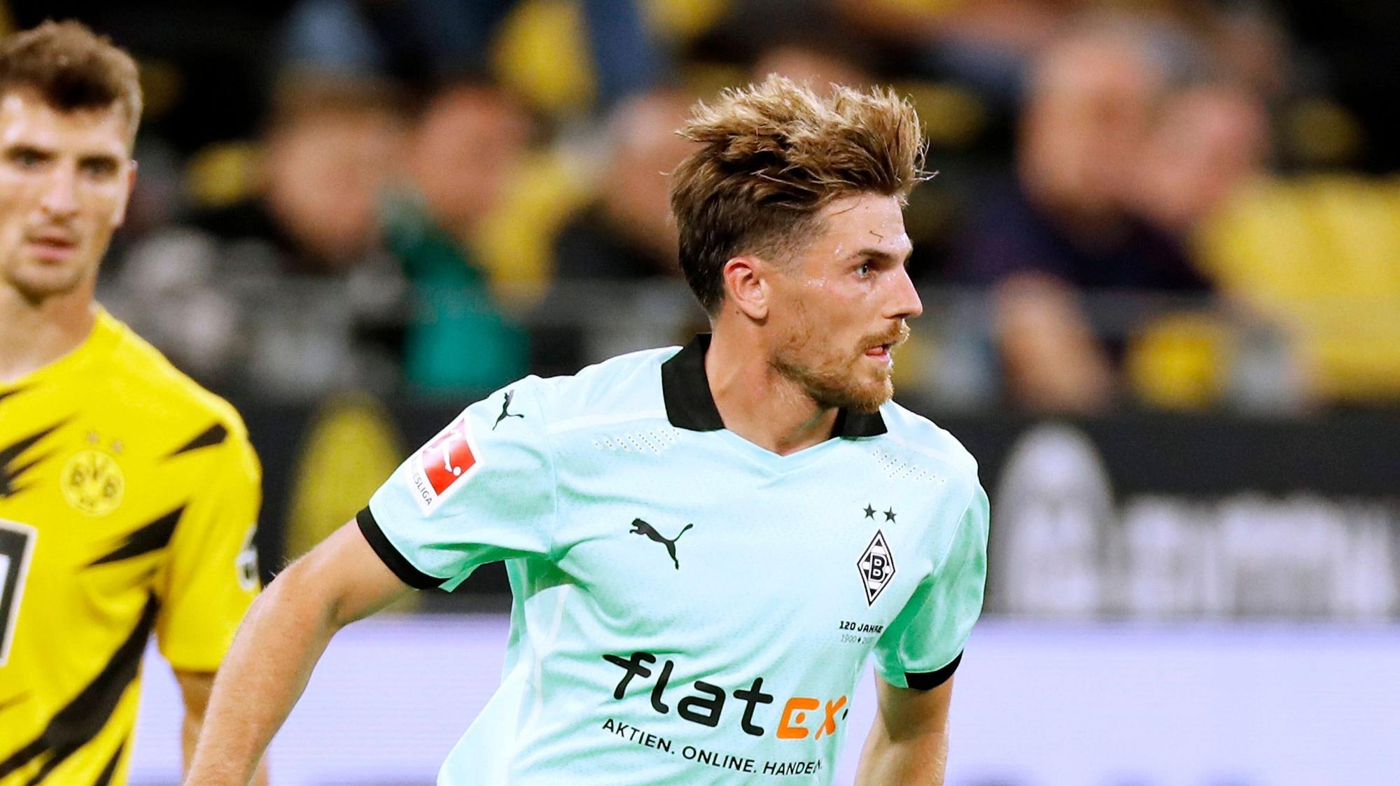 Jonas Hofmann, Spieler der Gladbacher Borussia, kontrolliert den Ball, sein Blick ist auf das Spielfeld gerichtet.