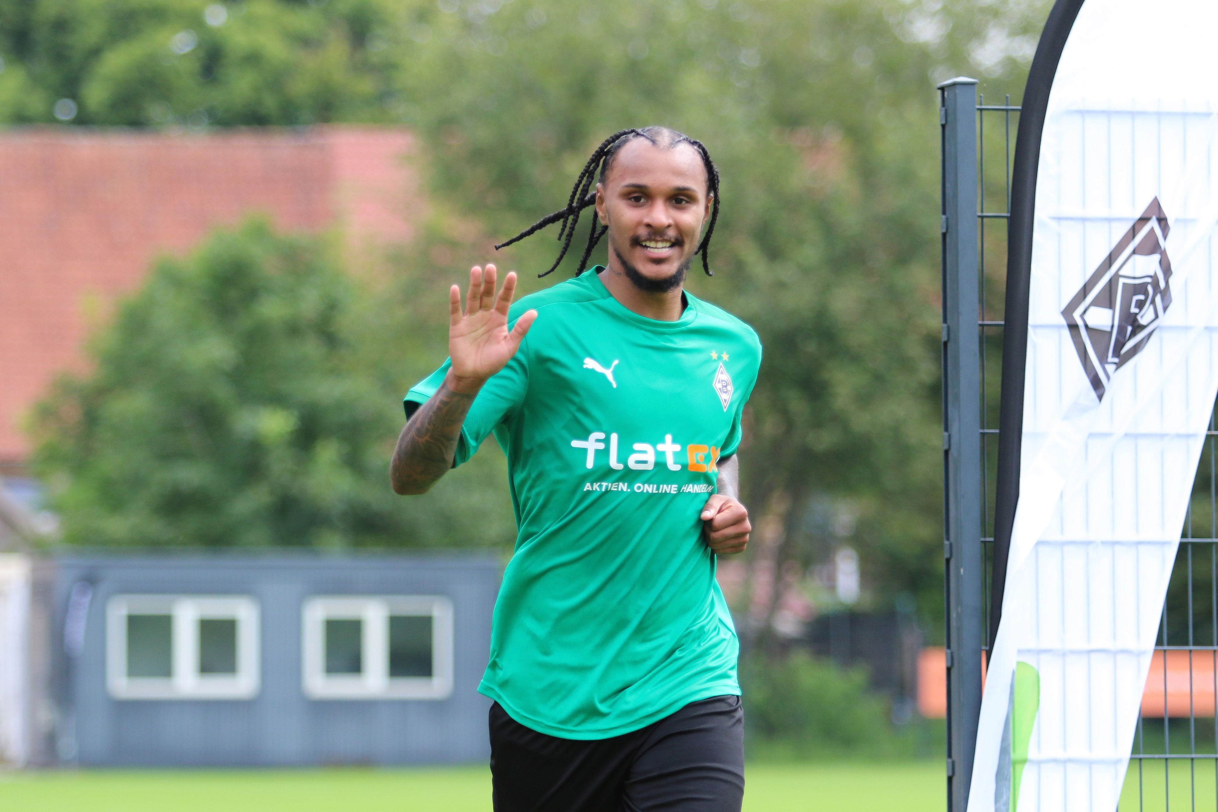 Valentino Lazaro läuft Runden um den Trainingsplatz.