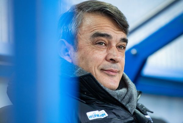 Damir Buric blickt von der Trainerbank aus auf das Spielfeld.