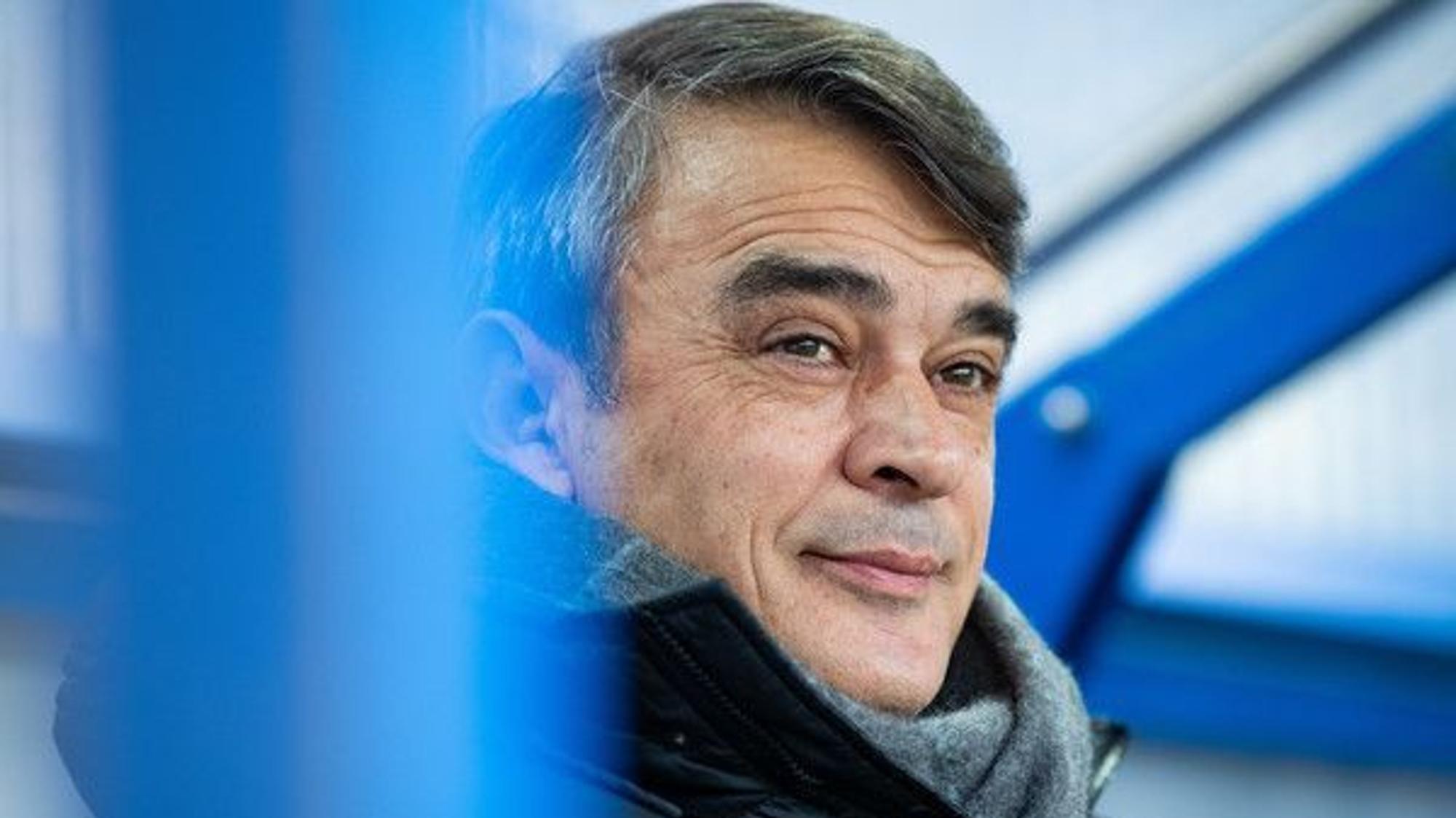 Damir Buric blickt von der Trainerbank aus auf das Spielfeld.