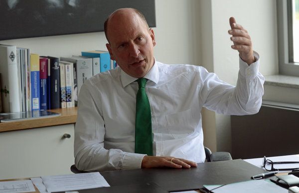 Borussias Geschäftsführer Stephan Schippers sitzt in seinem Büro und hebt, während er redet, seinen Arm.