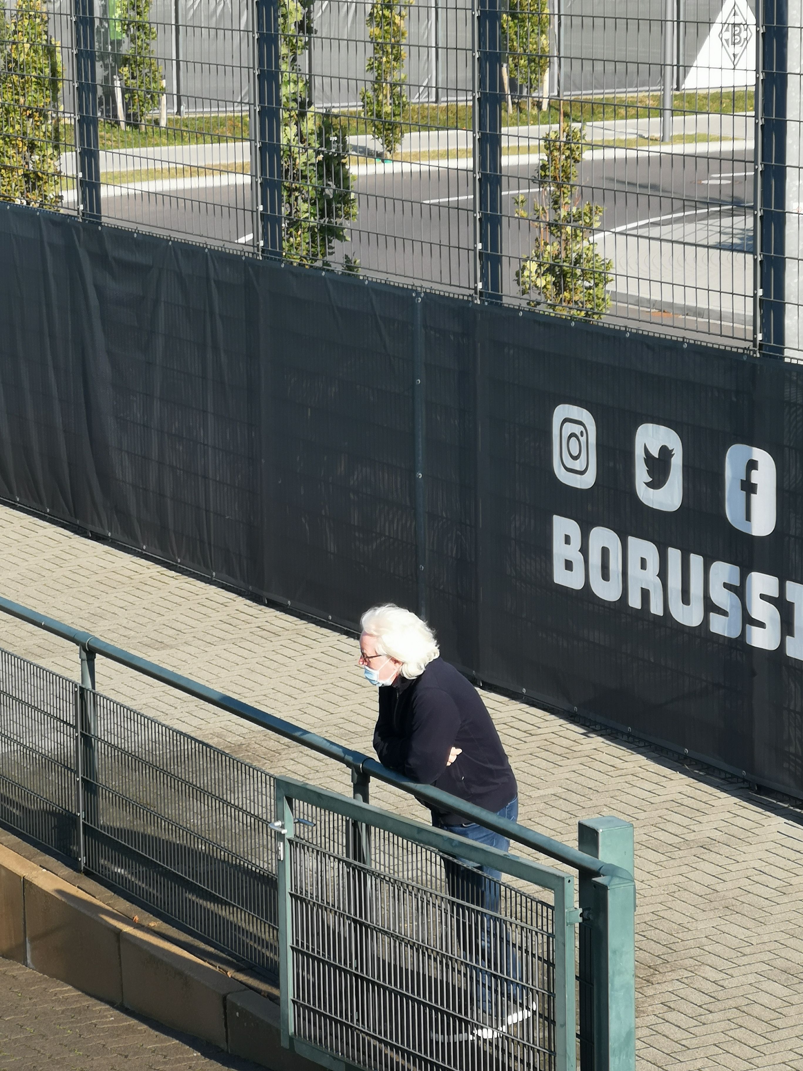 Winfried Schäfer schaut sich das Training von Borussia Mönchengladbach an.