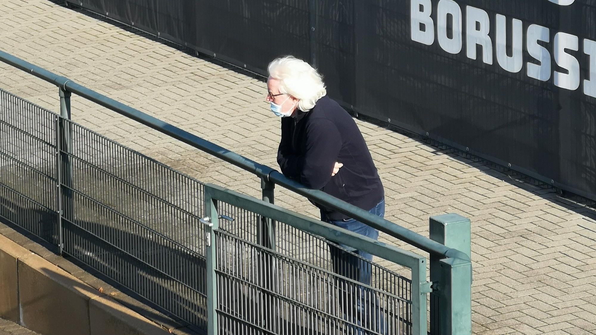 Winfried Schäfer schaut sich das Training von Borussia Mönchengladbach an.