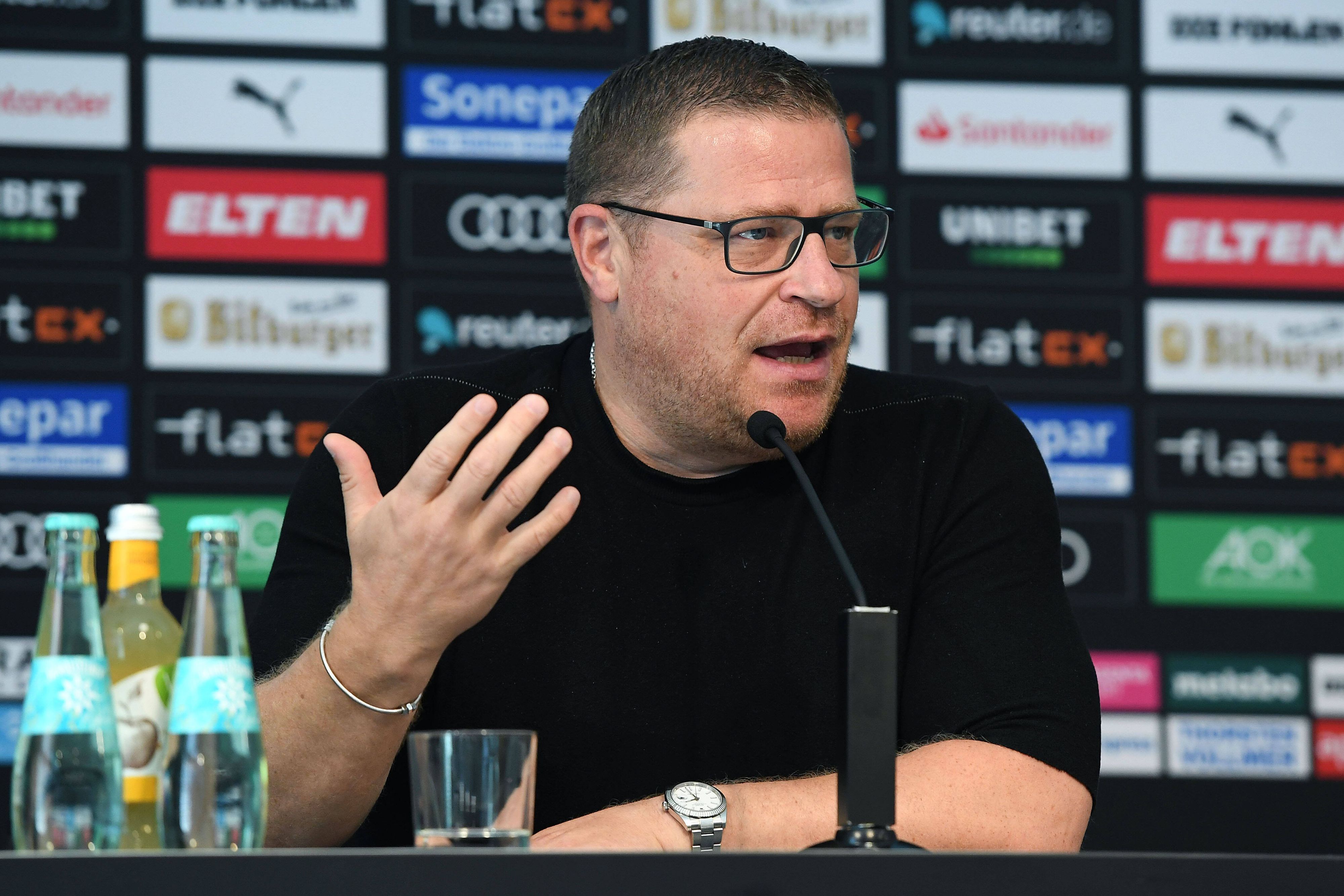 Gladbachs Sportdirektor Max Eberl redet bei einer Pressenkonferenz im Borussia-Park.