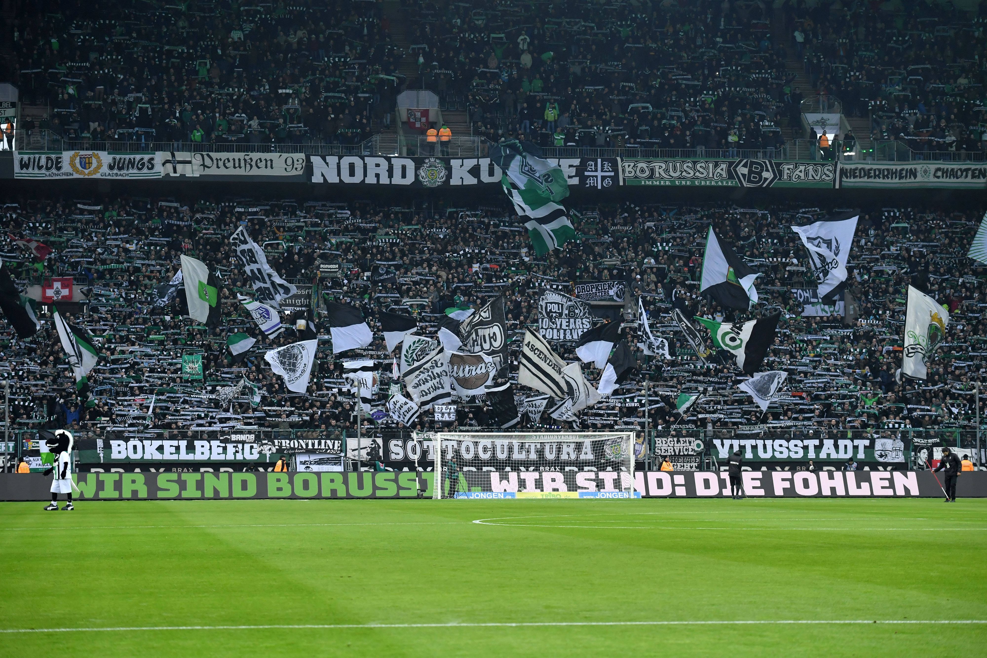 Gefüllte Ränge in der Nordkurve im Borussia-Park in Mönchengladbach.
