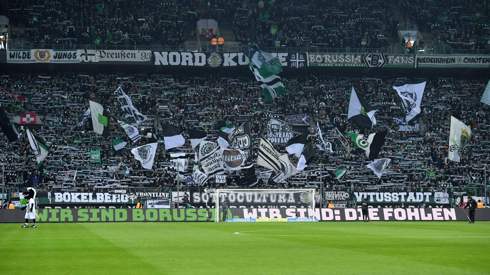 Gefüllte Ränge in der Nordkurve im Borussia-Park in Mönchengladbach.