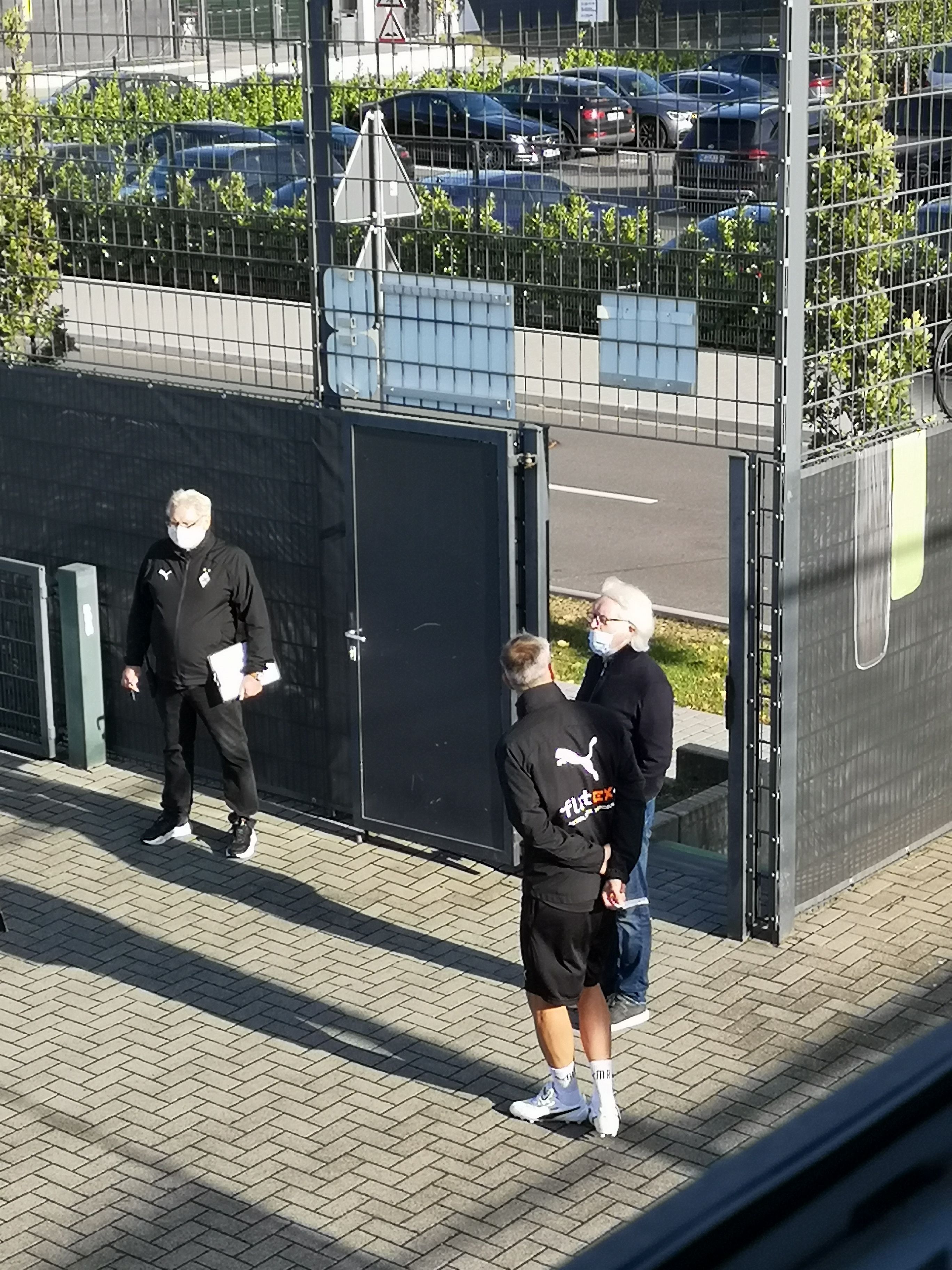 Borussia Mönchengladbachs Trainer Marco Rose im Gespräch mit Winfried Schäfer im Borussia-Park.