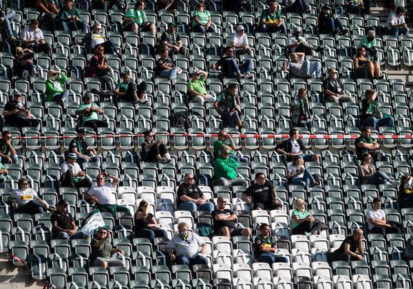Zuschauer sitzen auf der Tribüne im Gladbacher Borussia-Park.