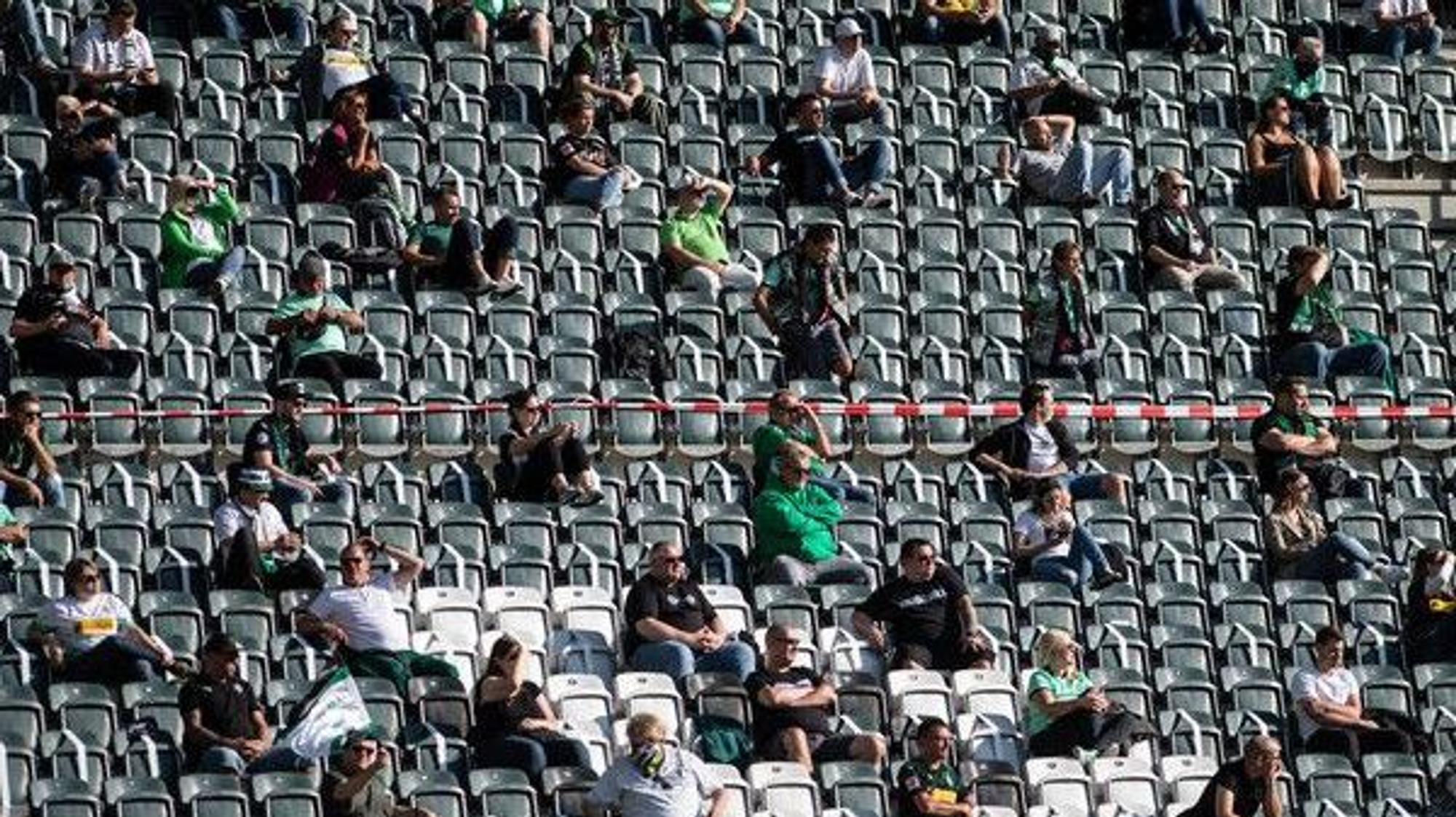 Zuschauer sitzen auf der Tribüne im Gladbacher Borussia-Park.