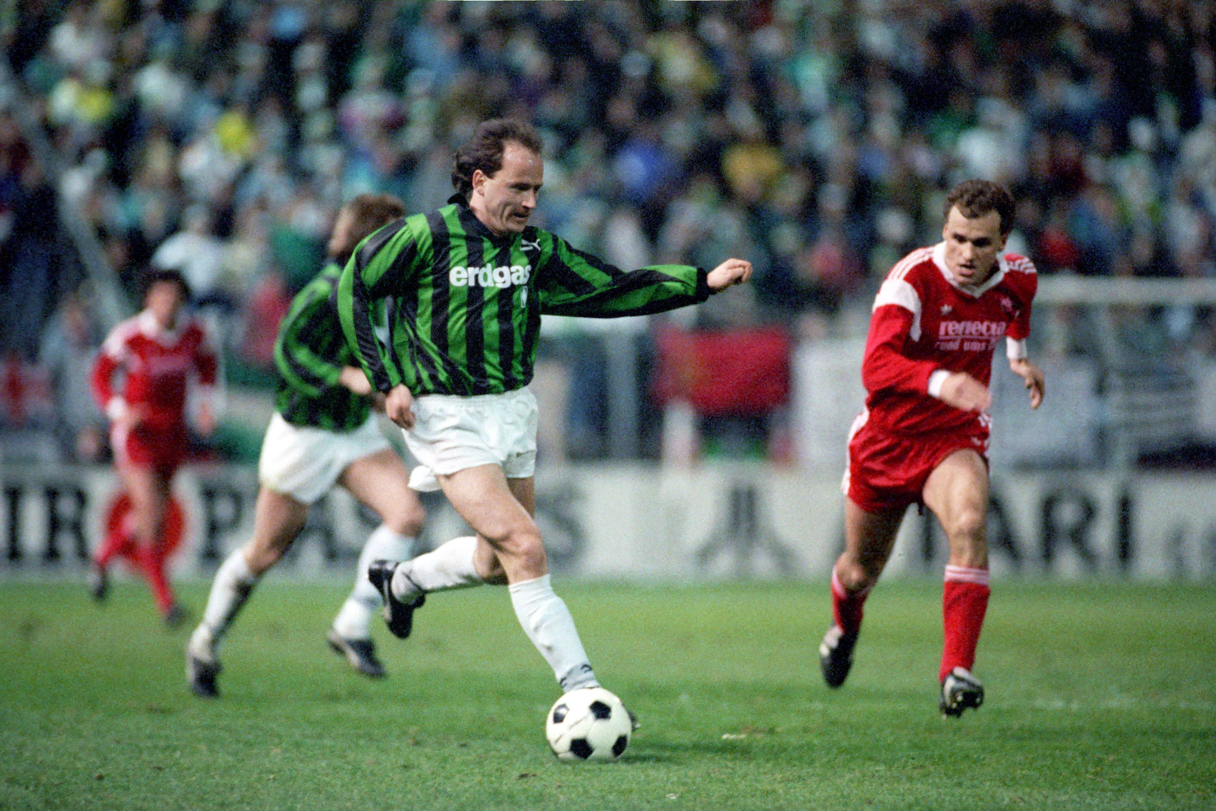 Fußballer Igor Belanow kontrolliert mit seinem Fuß den Ball.