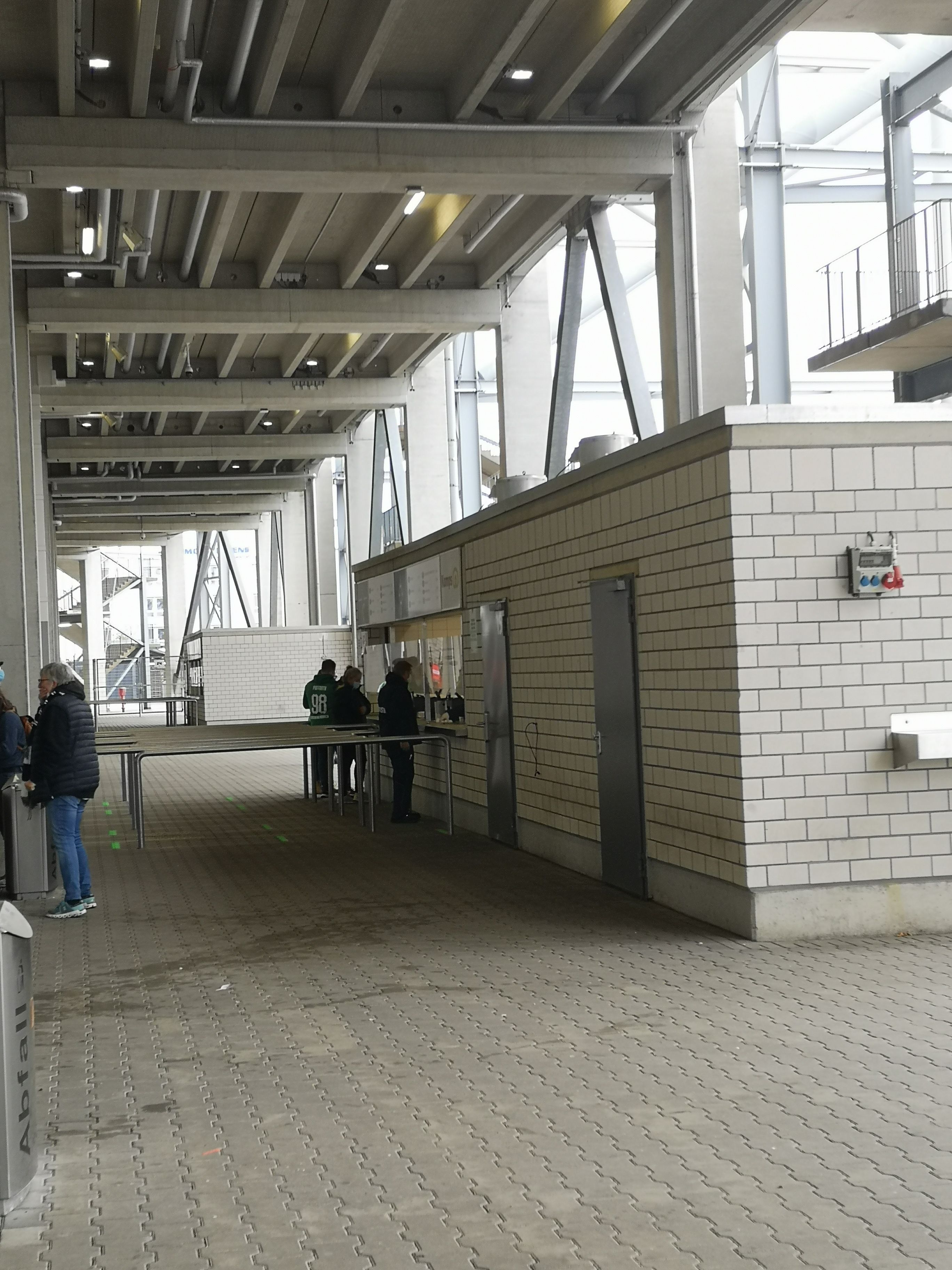 Fans an den Speise- und Getränkeständen im Borussia-Park beim Heimspiel gegen Union Berlin.