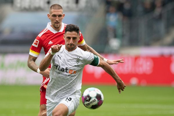Gladbach-Spiele Lars Stindl hat den Ball während eines Zweikampfes im Auge.