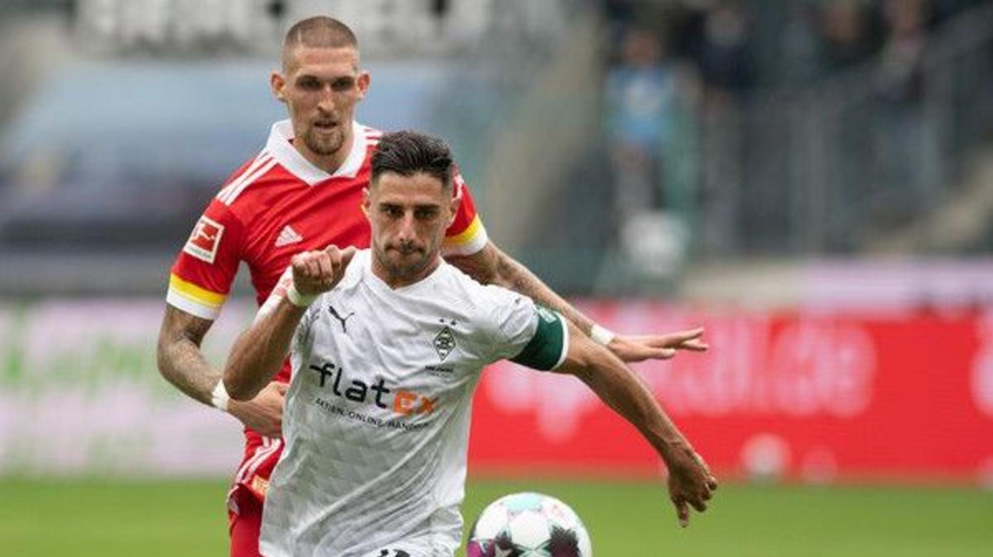 Gladbach-Spiele Lars Stindl hat den Ball während eines Zweikampfes im Auge.