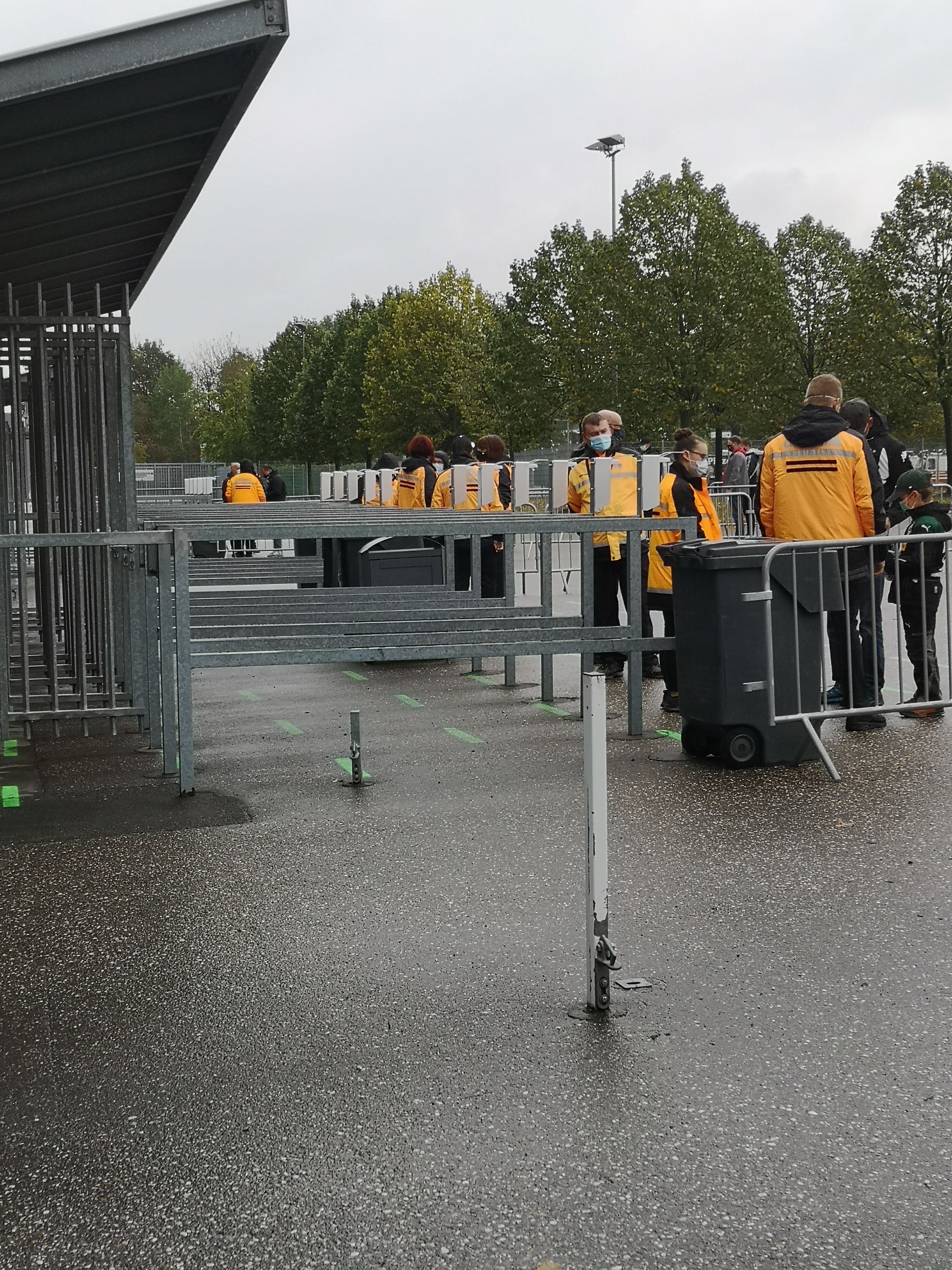 Fans von Borussia Mönchengladbach an der Einlasskontrolle beim ersten Heimspiel gegen Union Berlin im Borussia-Park.