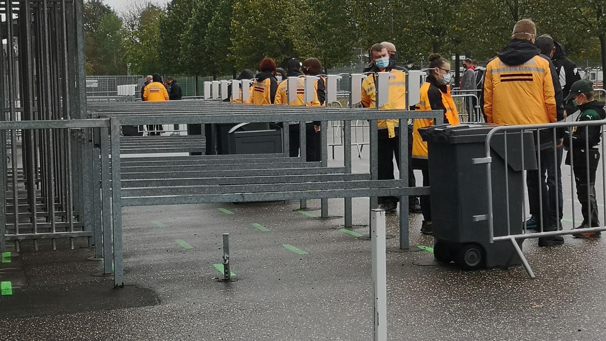 Fans von Borussia Mönchengladbach an der Einlasskontrolle beim ersten Heimspiel gegen Union Berlin im Borussia-Park.