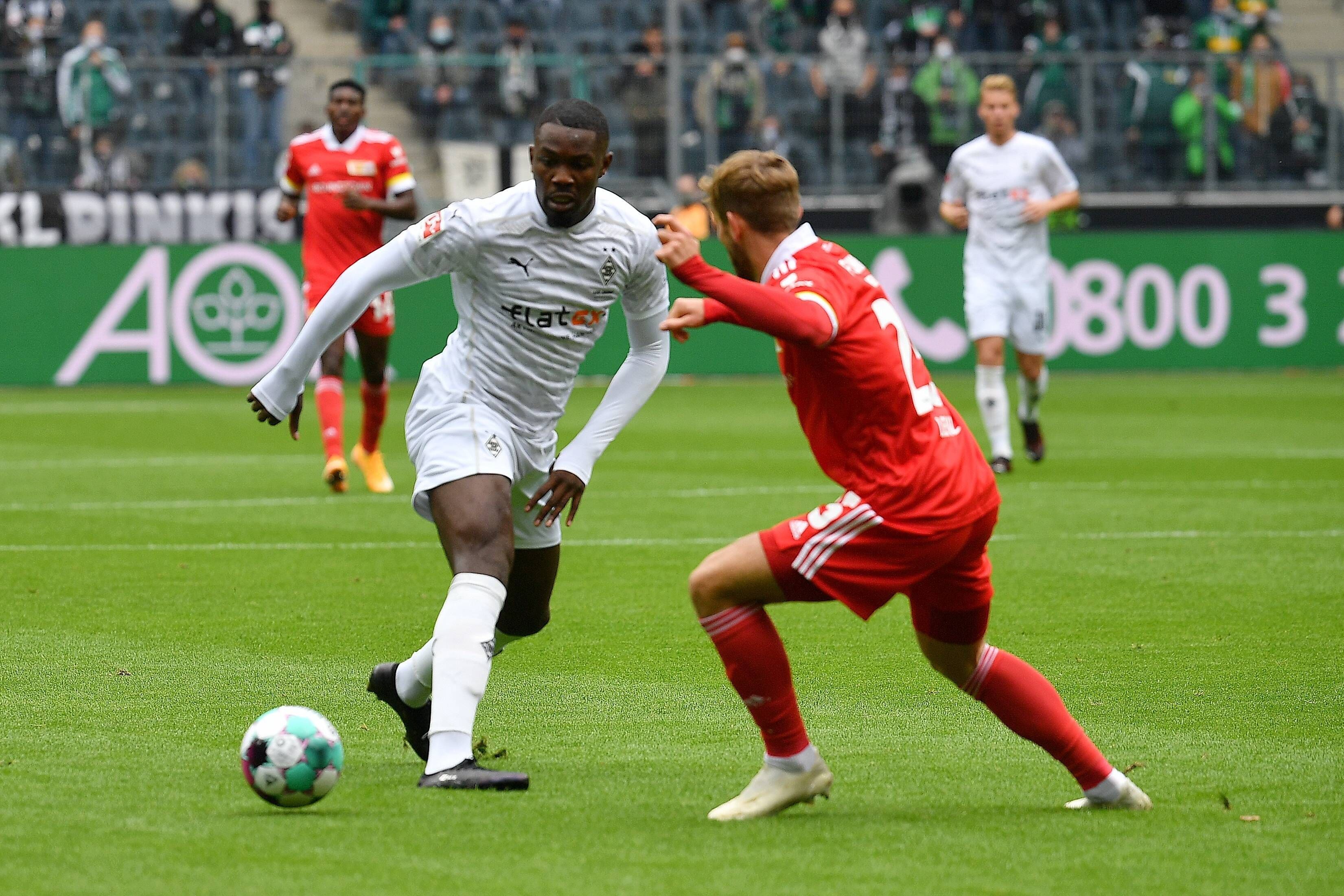 Gladbach-Stürmer Marcus Thuram visiert den Ball auf dem Spielfeld an.