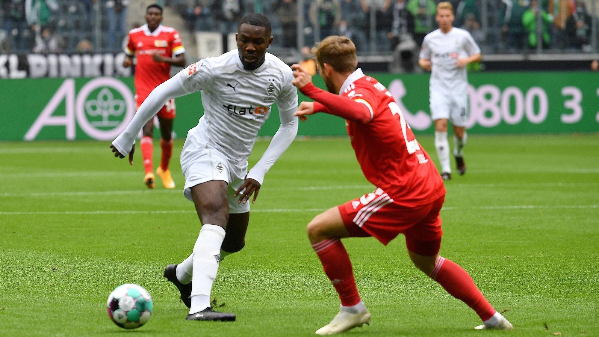 Gladbach-Stürmer Marcus Thuram visiert den Ball auf dem Spielfeld an.