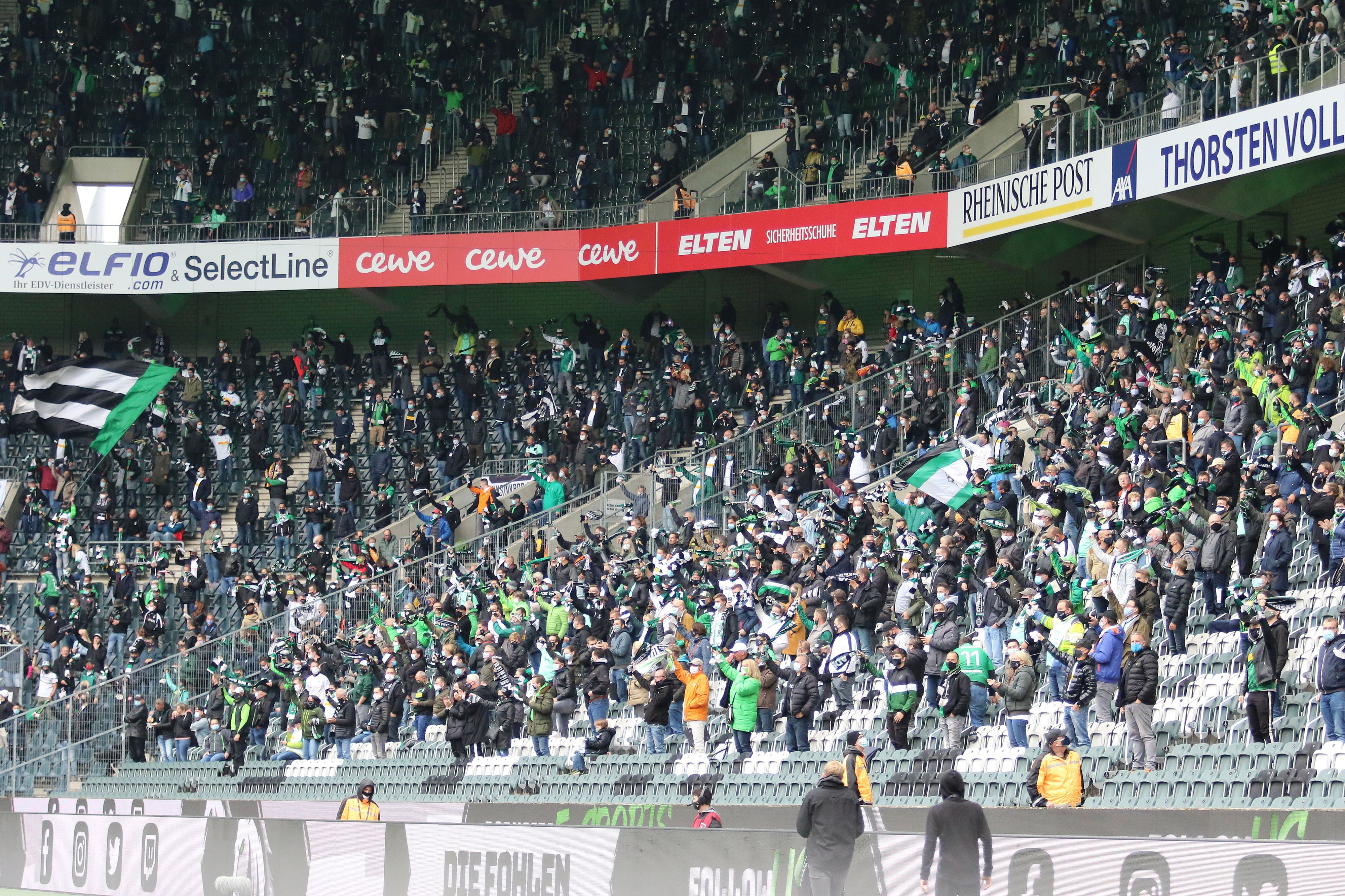 Zuschauer auf den Tribünen im Gladbacher Borussia-Park beim Bundesliga-Spiel gegen Union Berlin.