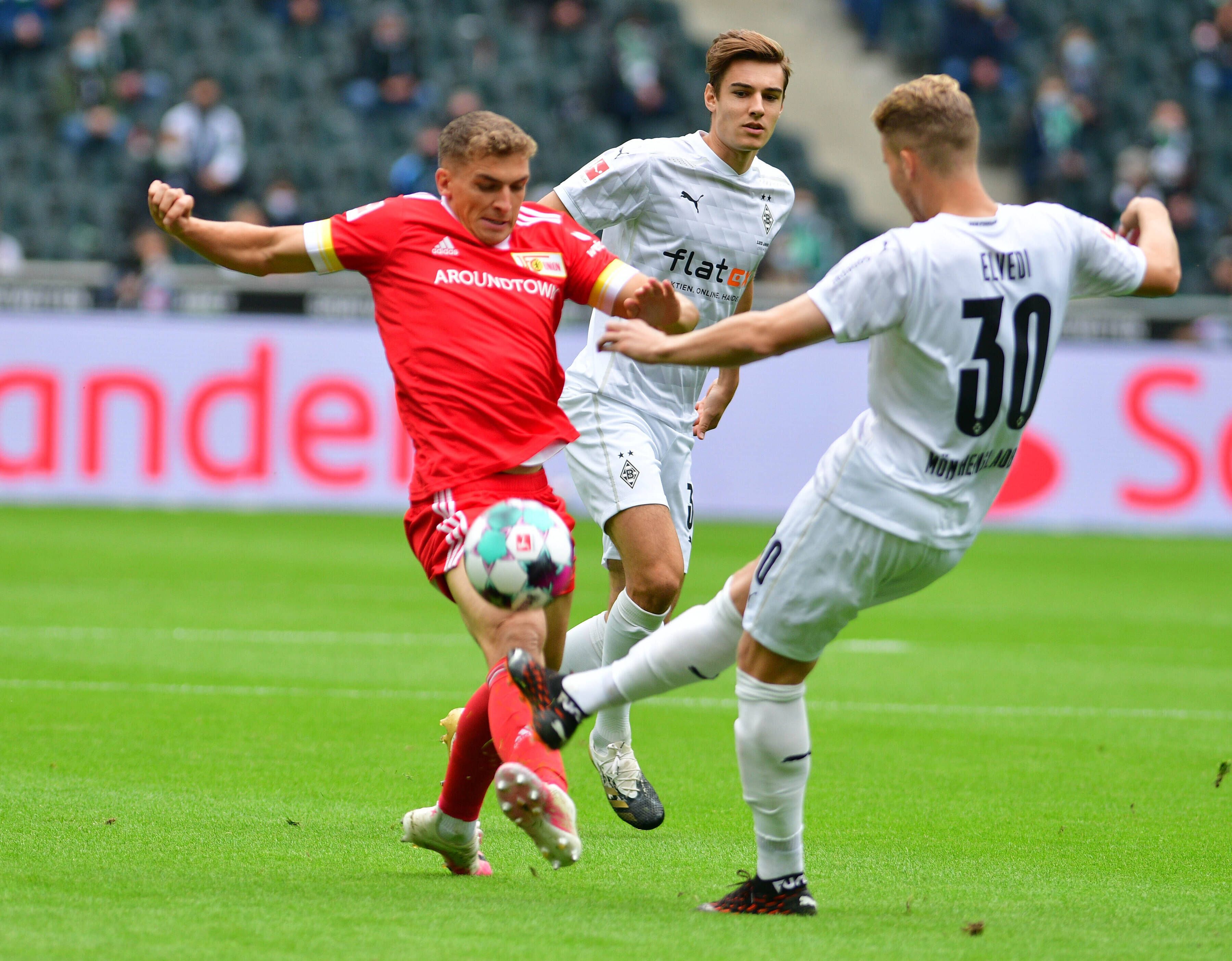 Nico Elvedi und Florian Neuhaus im Zweikampf mit einem Union-Spieler