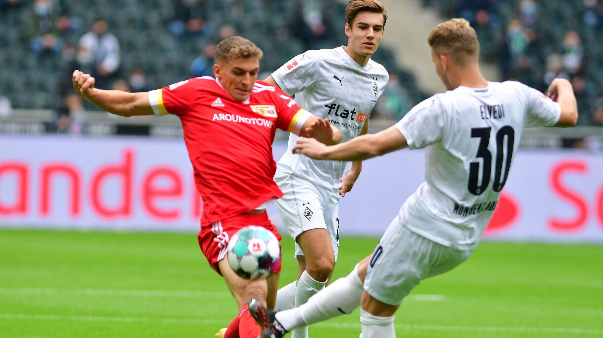 Nico Elvedi und Florian Neuhaus im Zweikampf mit einem Union-Spieler
