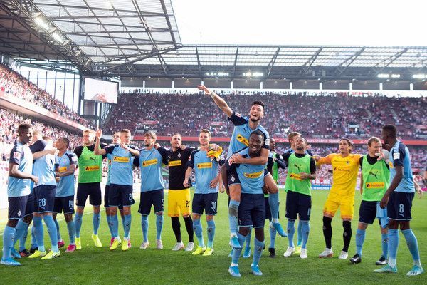 Spieler der Gladbacher Borussia jubeln nach einem Sieg im Bundesliga-Spiel beim 1. FC Köln.