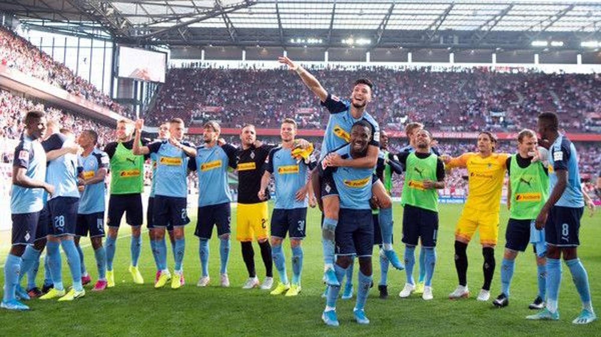 Spieler der Gladbacher Borussia jubeln nach einem Sieg im Bundesliga-Spiel beim 1. FC Köln.