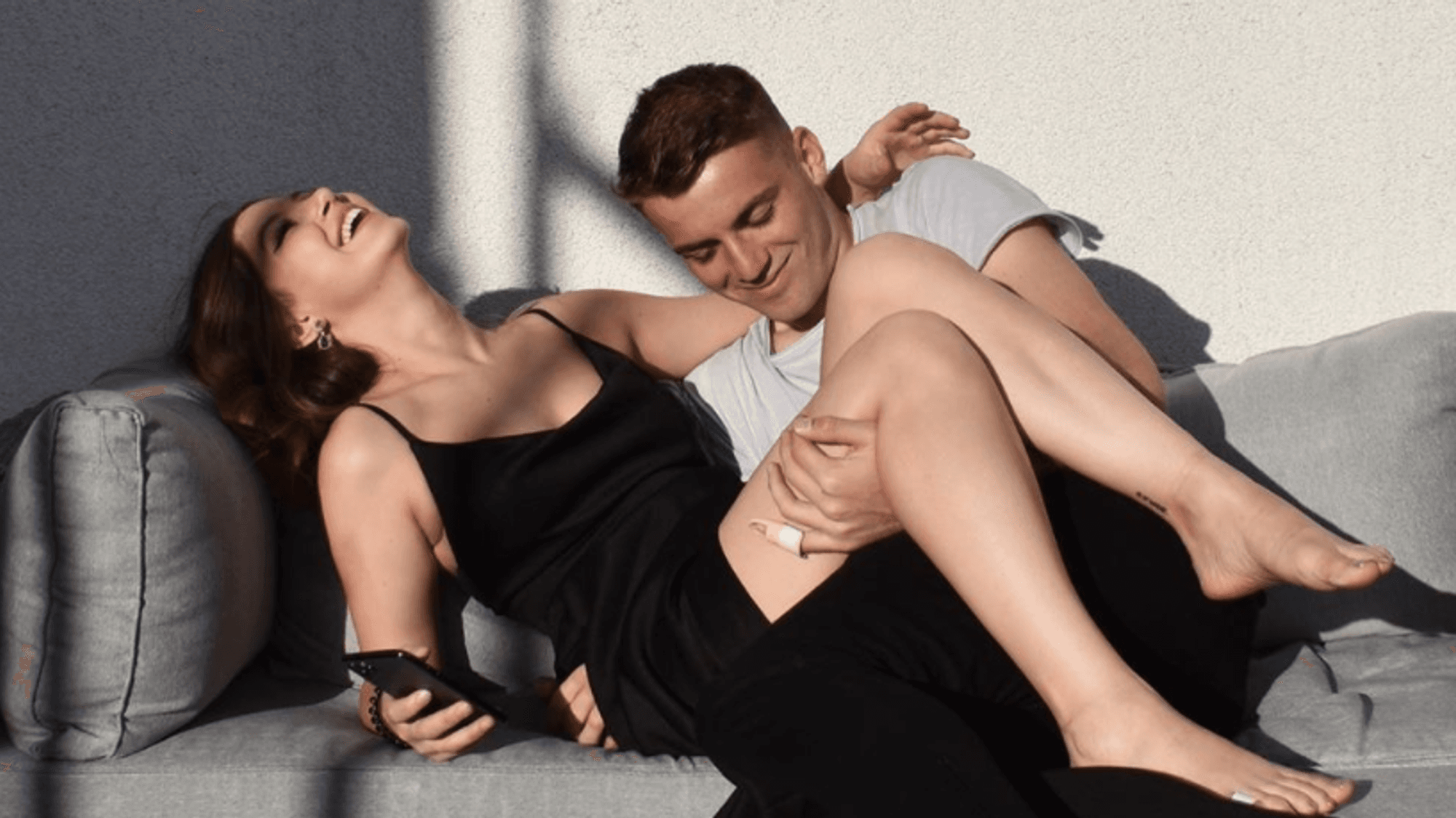 Jordan Beyer und Freundin Julietta Malina posieren auf dem Sofa.