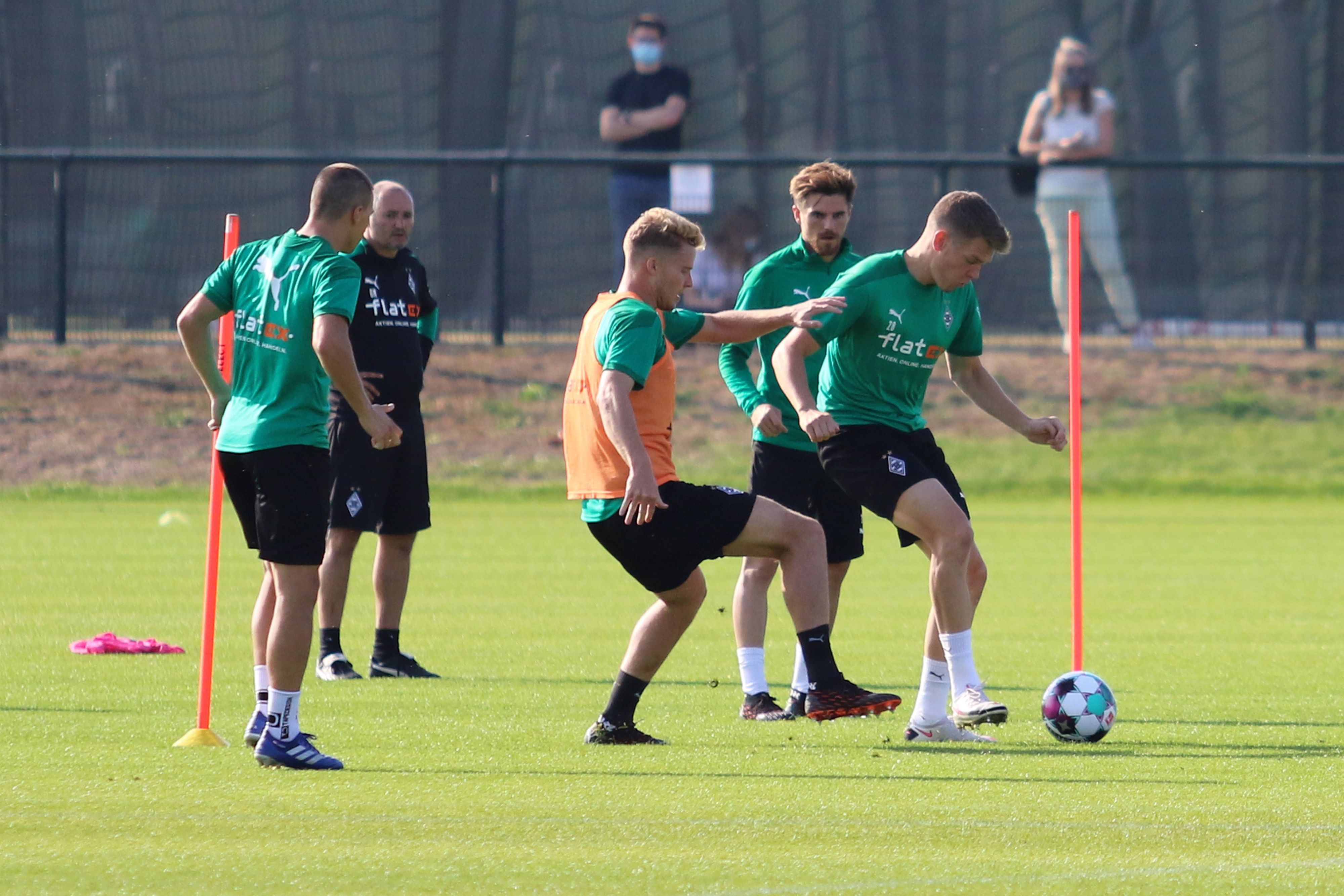 Das Team von Borussia Mönchengladbach auf dem Trainingsplatz im Borussia-Park.