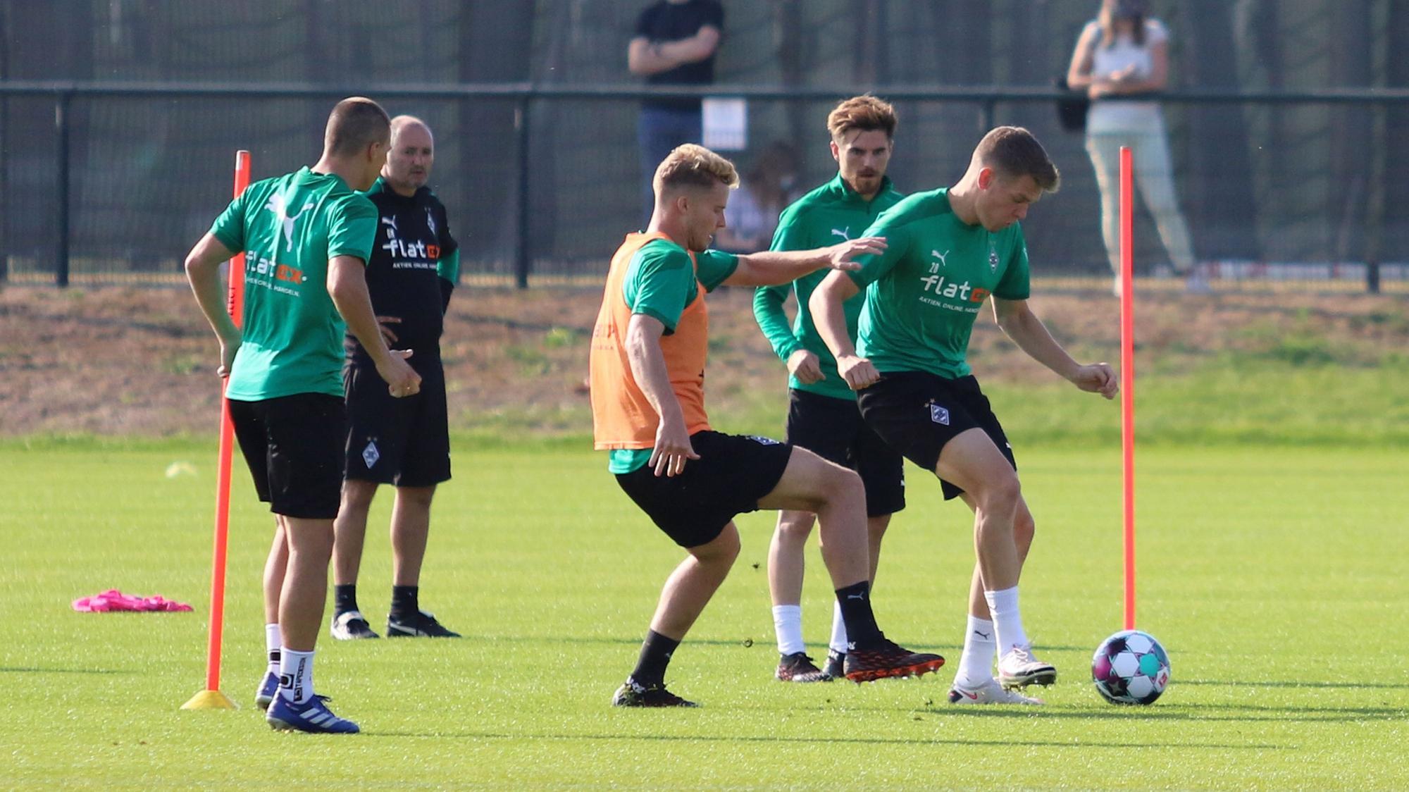 Das Team von Borussia Mönchengladbach auf dem Trainingsplatz im Borussia-Park.