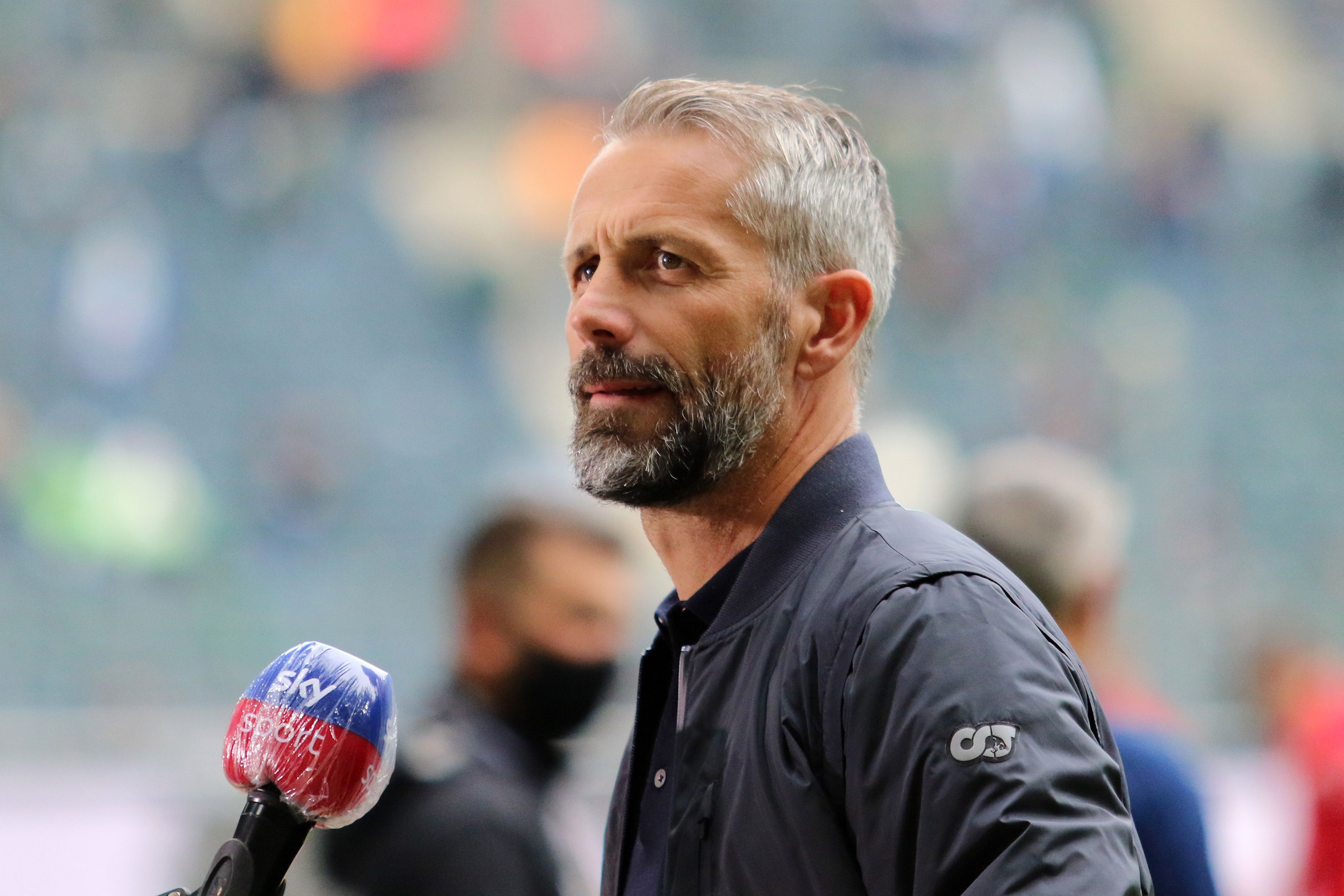 Marco Rose, Trainer der Gladbacher Borussia, stellt sich nach dem Heimspiel gegen Union Berlin einem TV-Team von Sky für ein Interview zur Verfügung.