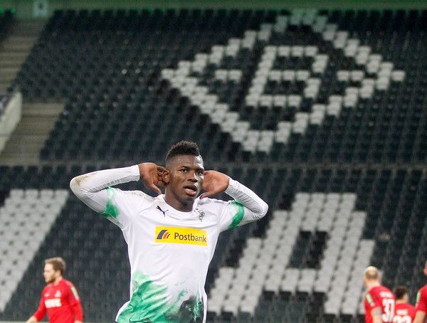 Breel Embolo, Stürmer von Borussia Mönchengladbach, greift sich am 11. März 2020 nach einem Tor im Geisterspiel gegen den 1. FC Köln an beide Ohren während des Torjubels.