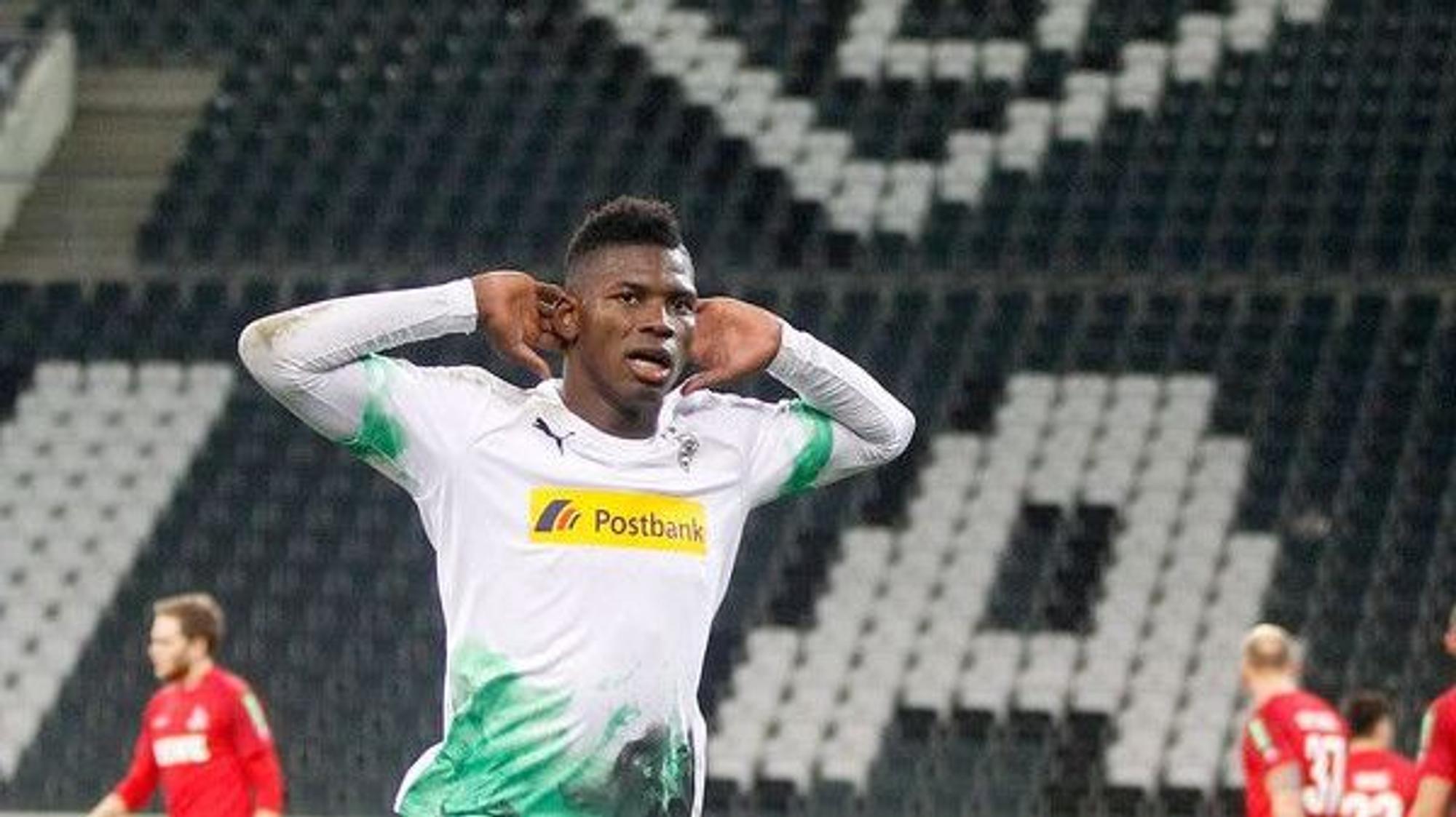 Breel Embolo, Stürmer von Borussia Mönchengladbach, greift sich am 11. März 2020 nach einem Tor im Geisterspiel gegen den 1. FC Köln an beide Ohren während des Torjubels.