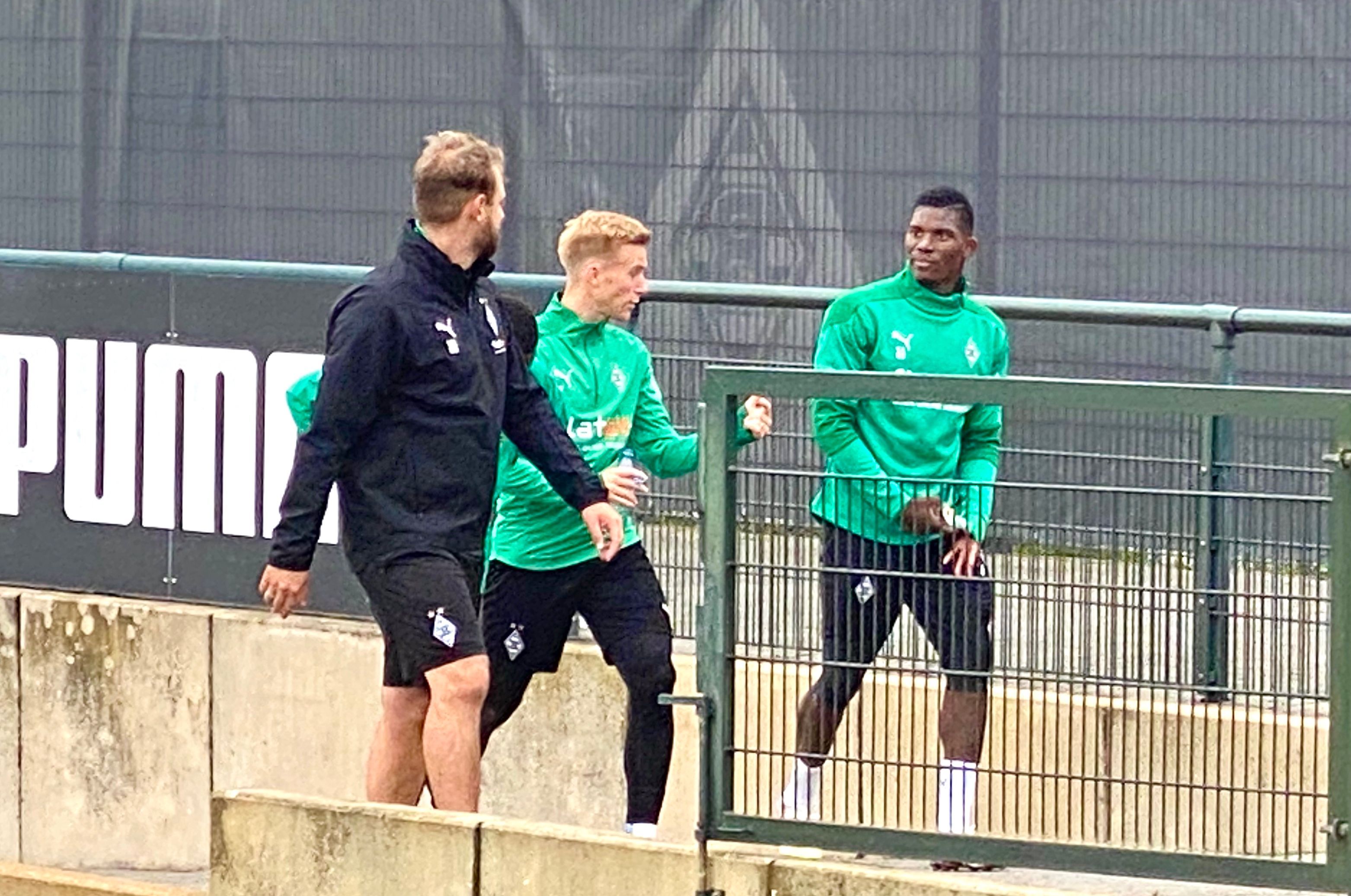 Breel Embolo, rechts im Bild, spricht mit Oscar Wendt und René Maric (l.) nach dem Training im Borussia-Park