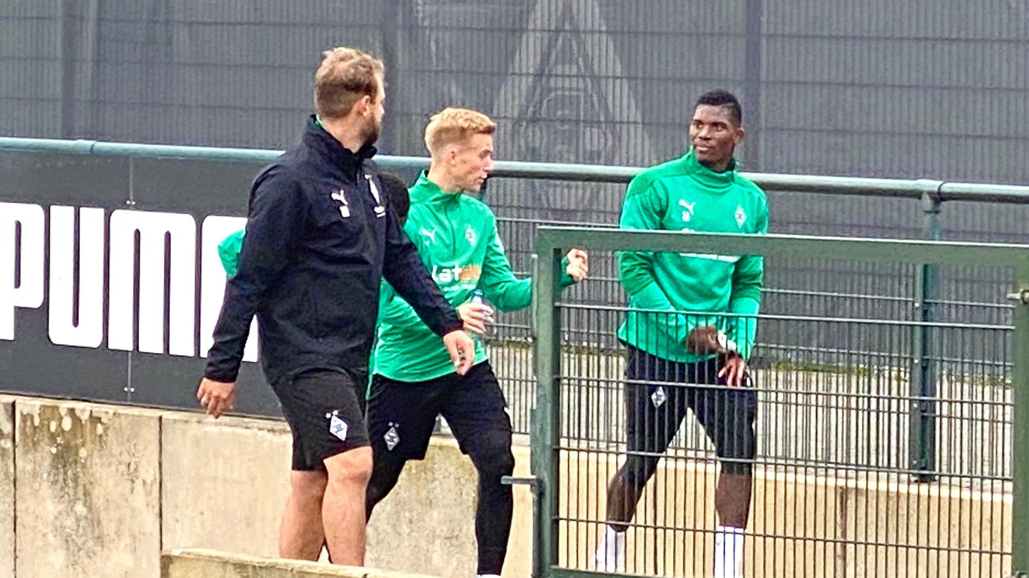 Breel Embolo, rechts im Bild, spricht mit Oscar Wendt und René Maric (l.) nach dem Training im Borussia-Park