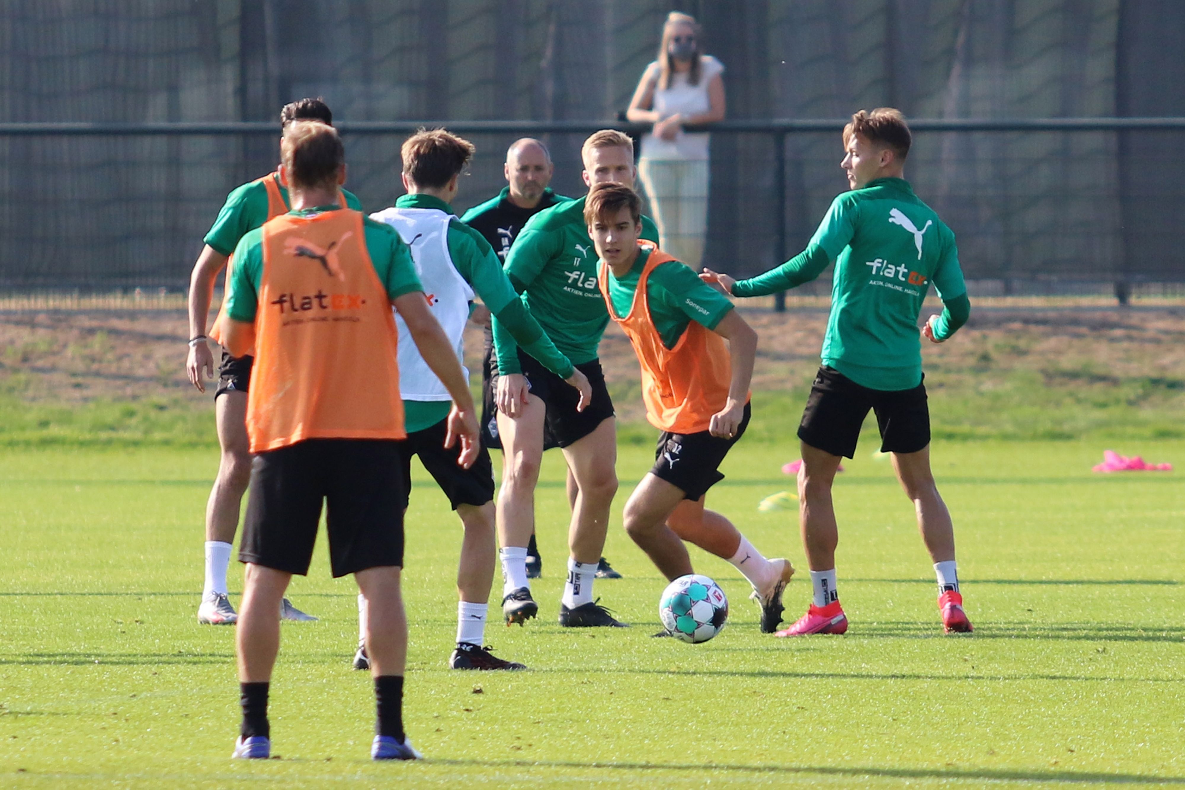 Die Mannschaft von Borussia Mönchengladbach auf dem Trainingsplatz im Borussia-Park.