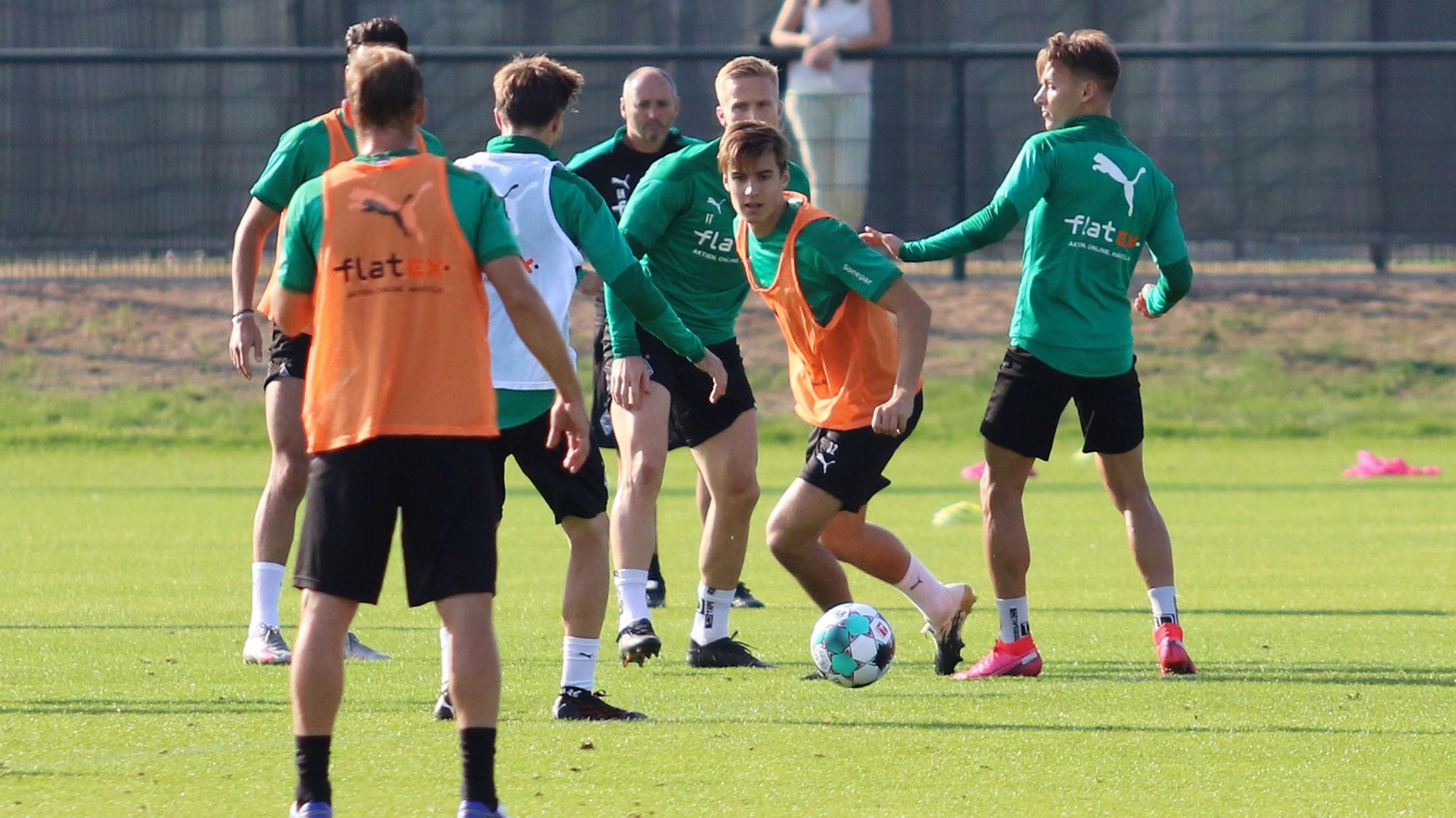 Die Mannschaft von Borussia Mönchengladbach auf dem Trainingsplatz im Borussia-Park.