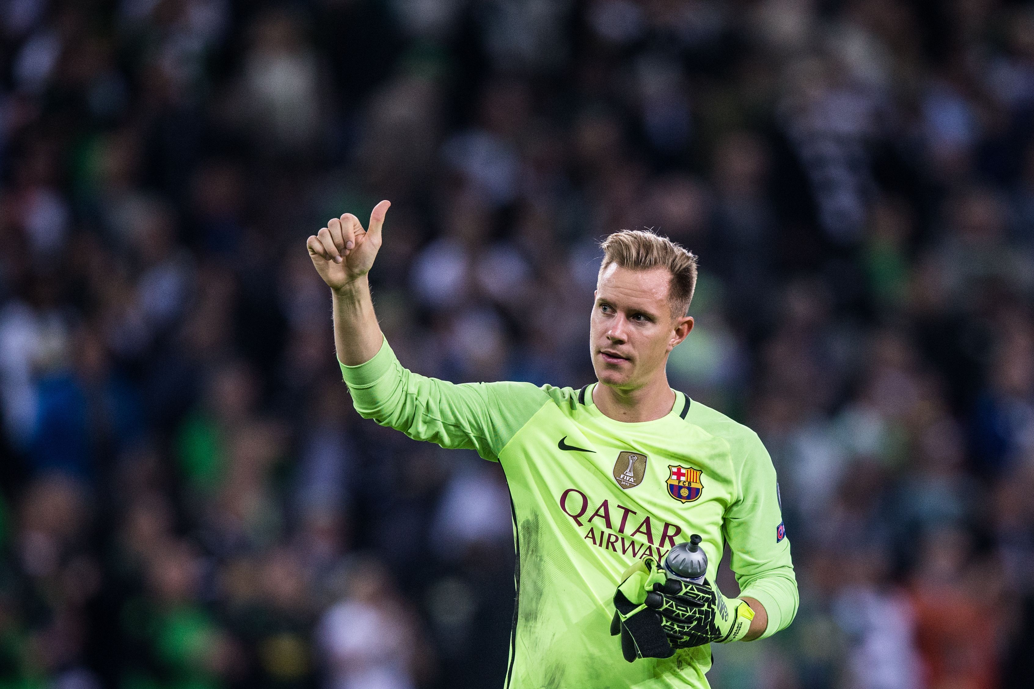 Marc-André ter Stegen zeigt den Daumen nach oben.