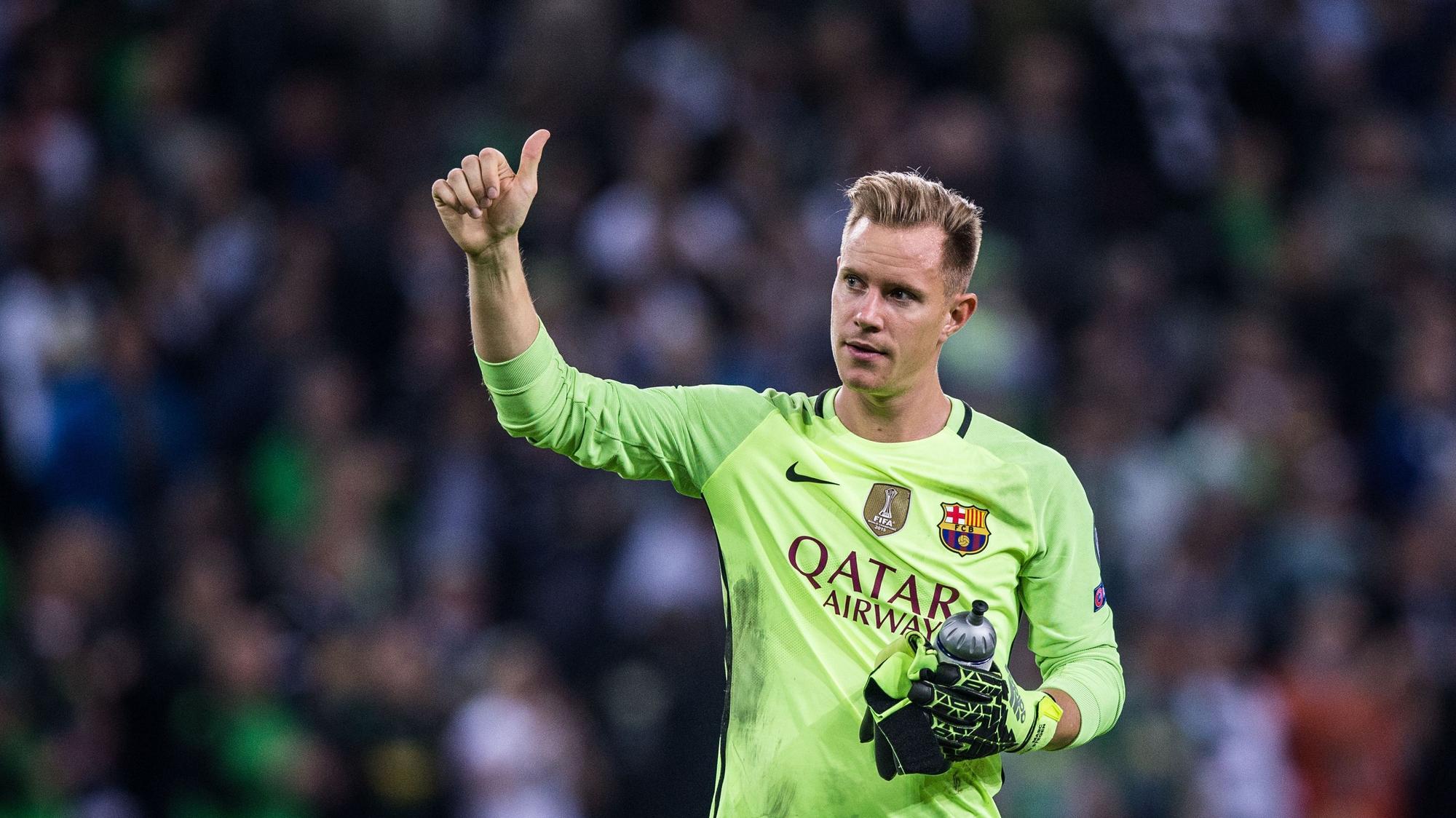 Marc-André ter Stegen zeigt den Daumen nach oben.