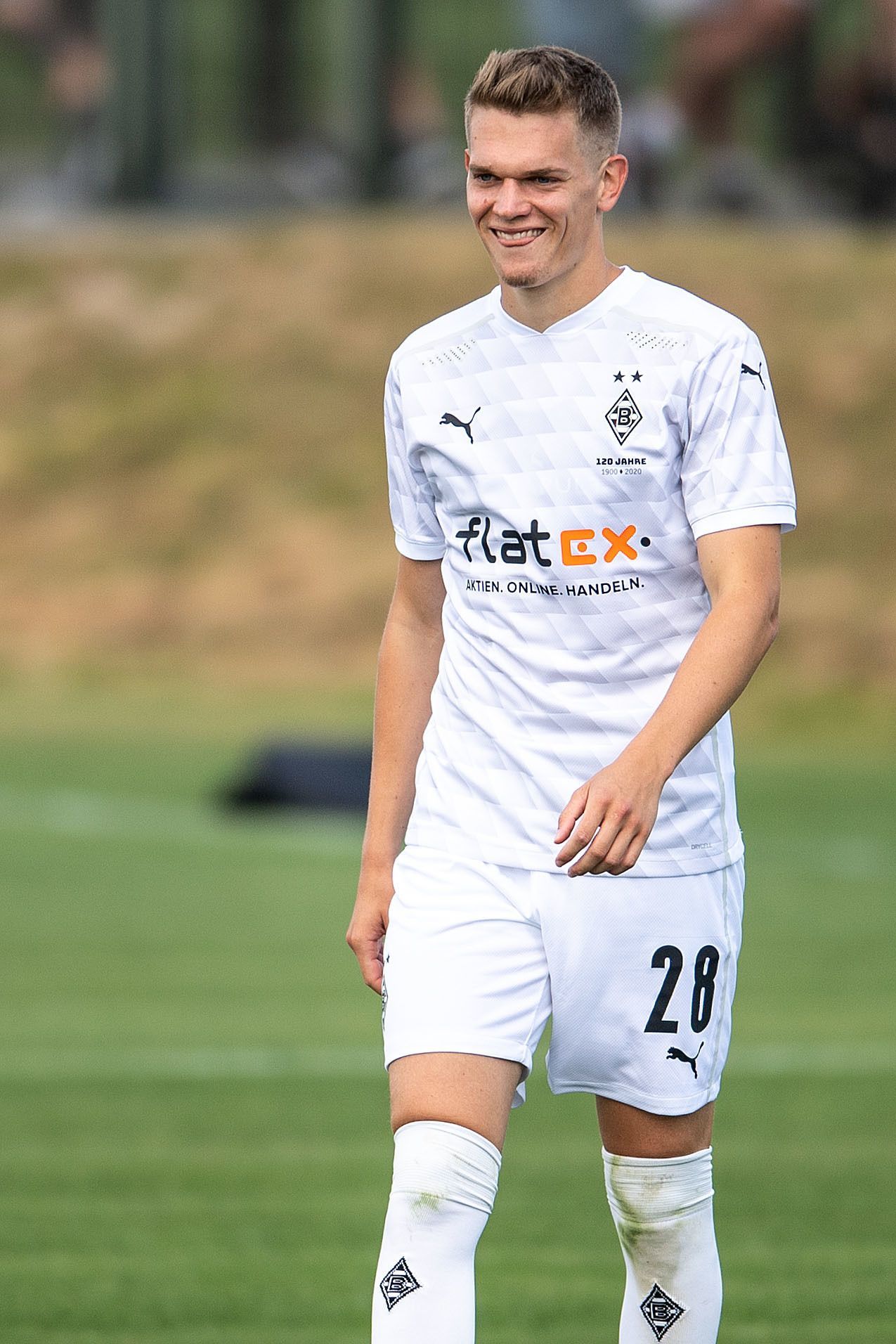 Nationalspieler Matthias Ginter lächelt im Trikot der Gladbacher Borussia in die Kamera.
