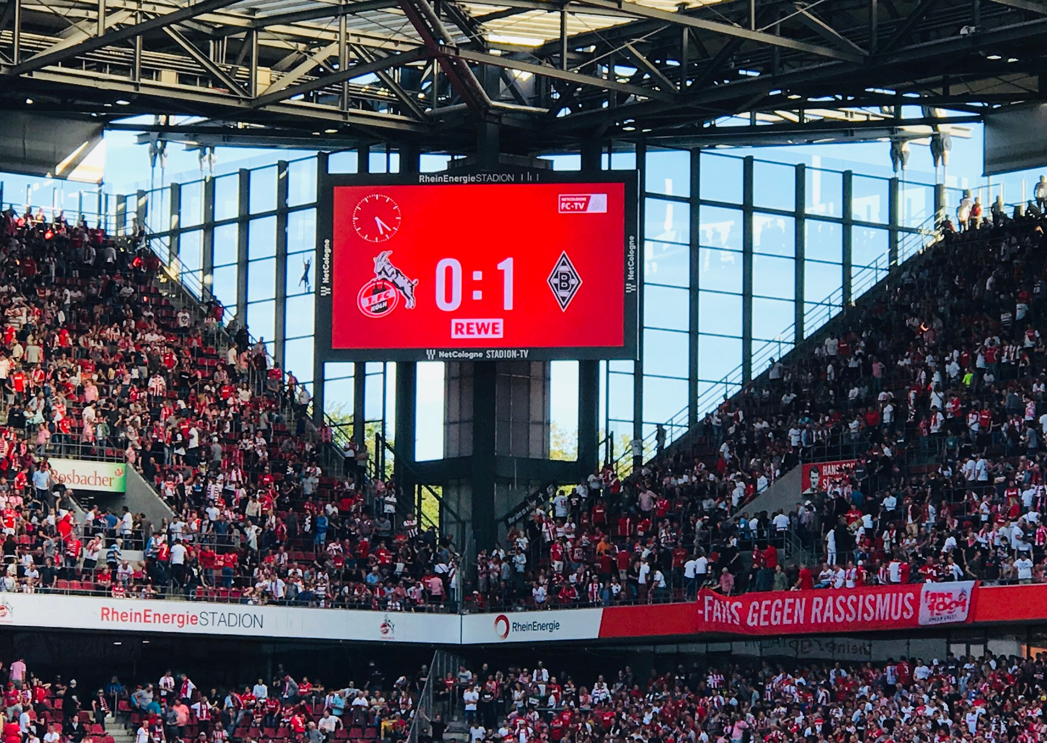 Die Anzeigetafel im Kölner Stadion zeigt 2019 das Endergebnis zwischen dem 1. FC Köln und Borussia Mönchengladbach.