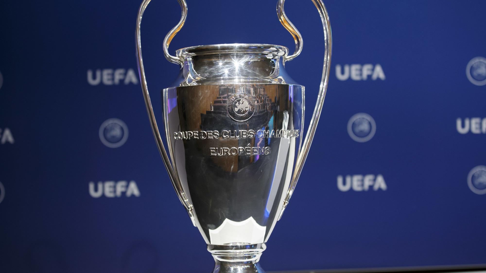Der Champions-League-Pokal auf einem Podest.