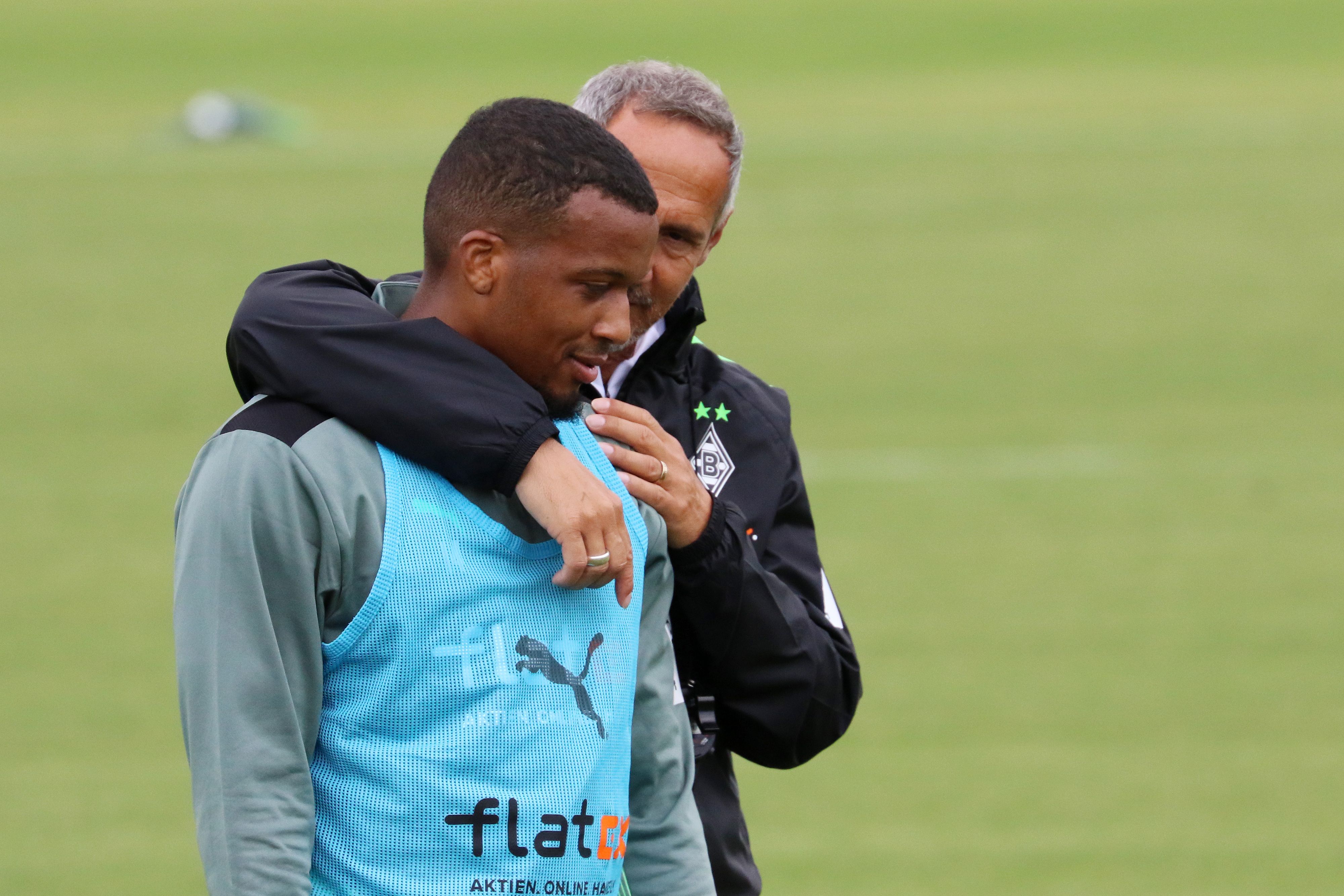 Gladbach-Trainer Adi Hütter hat sich Alassane Plea bei der Trainingseinheit am 6. Juli 2021 für ein Einzelgespräch zur Seite genommen.