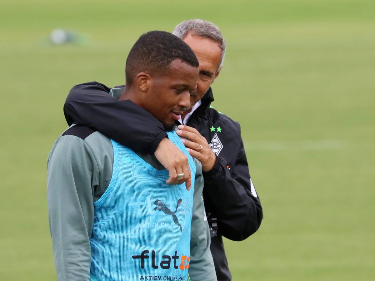 Gladbach-Trainer Adi Hütter hat sich Alassane Plea bei der Trainingseinheit am 6. Juli 2021 für ein Einzelgespräch zur Seite genommen.
