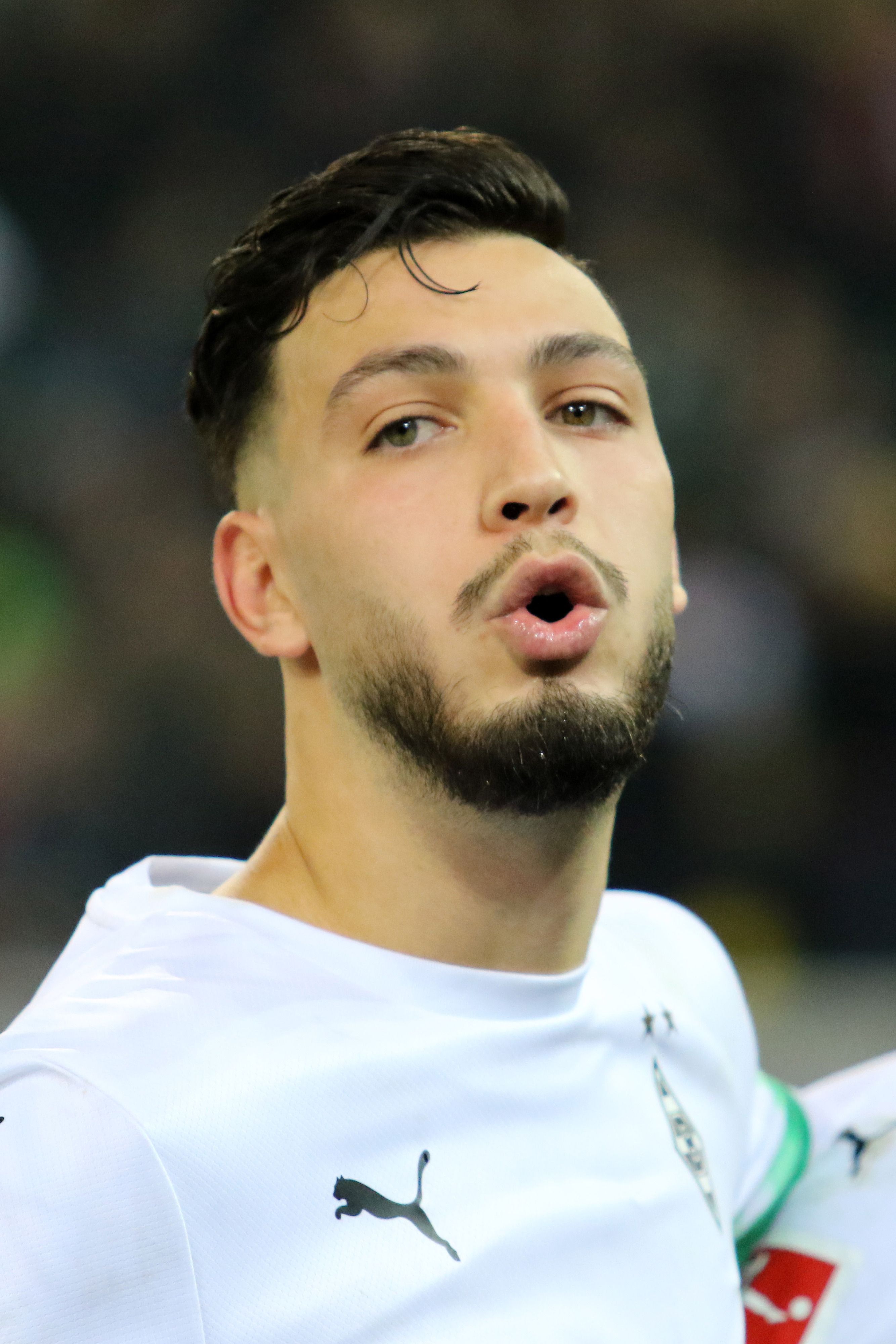 Gladbachs Ramy Bensebaini schaut erstaunt.